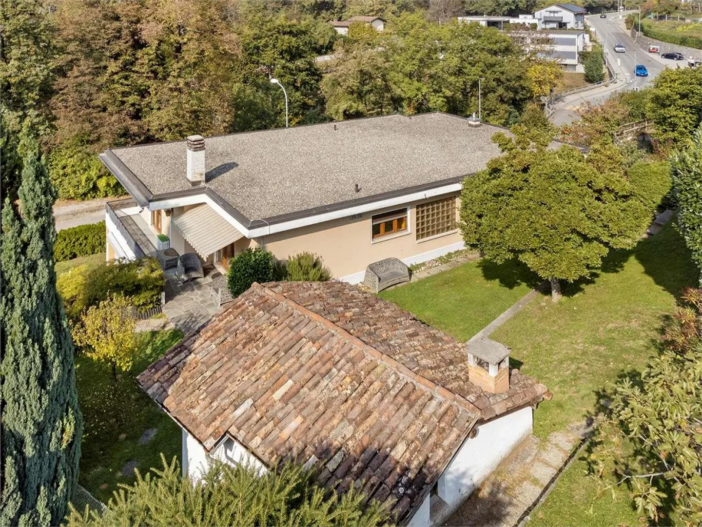 Elegant Semi-Detached Villa with Two Independent Apartments and Garden - Photo 9 of 13