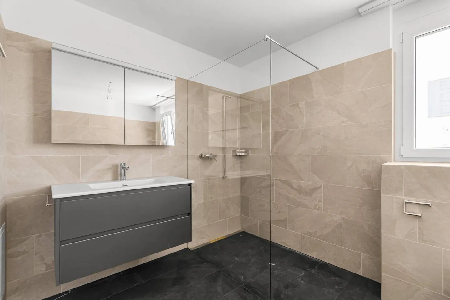 Première location - Appartement penthouse exclusif de 3,5 pièces avec vue - Photo 7 sur 12