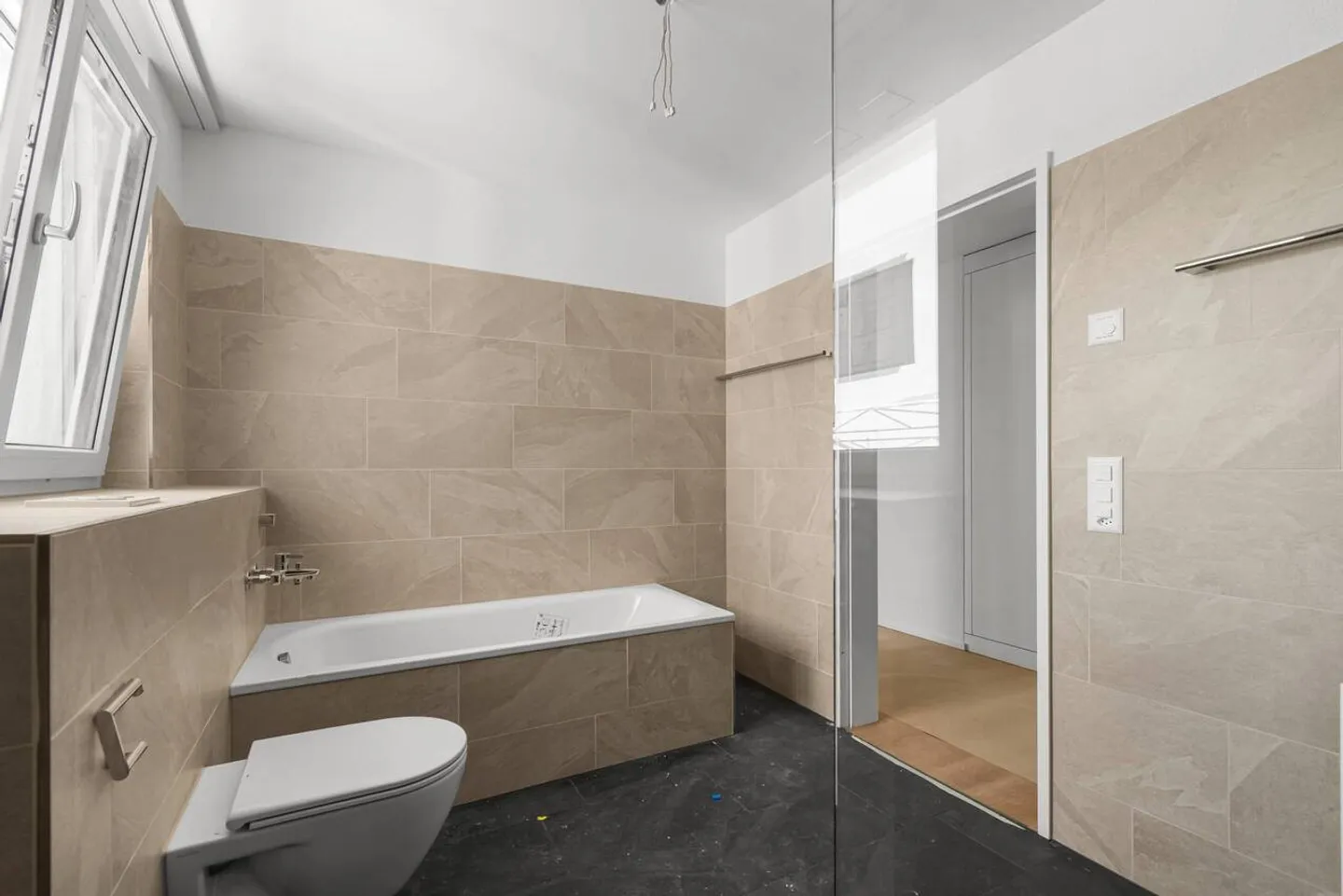 Première location - Appartement penthouse exclusif de 3,5 pièces avec vue - Photo 8 sur 12