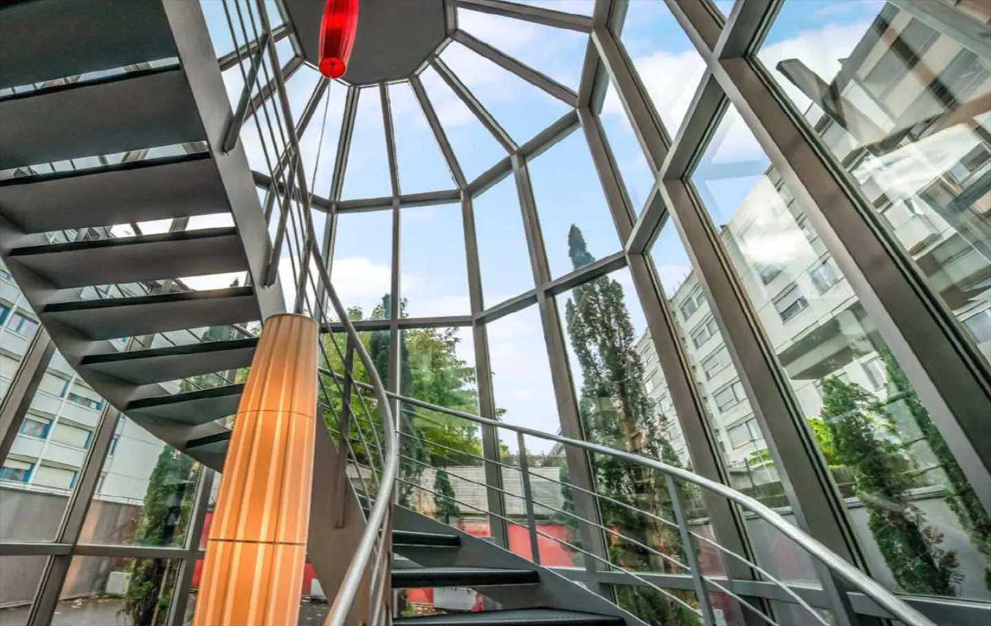 Bâtiment privatif- Locaux à louer de 500 m2 à proximité de la gare Cornsavin - Photo 1 sur 5