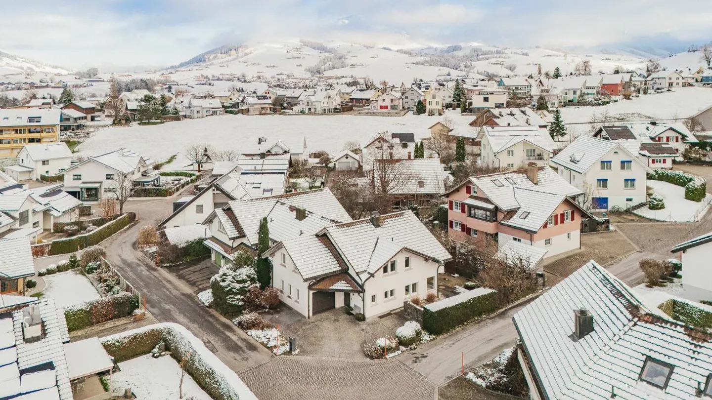 Space miracle in a family-friendly location - Modernized 6.5-room... - Photo 2 of 14