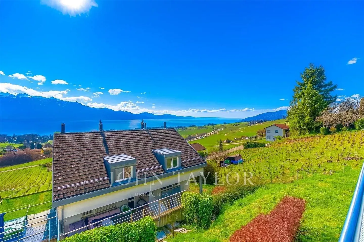 Magnifica casa bifamiliare con vista sul lago e sulle montagne - Foto 2 di 10