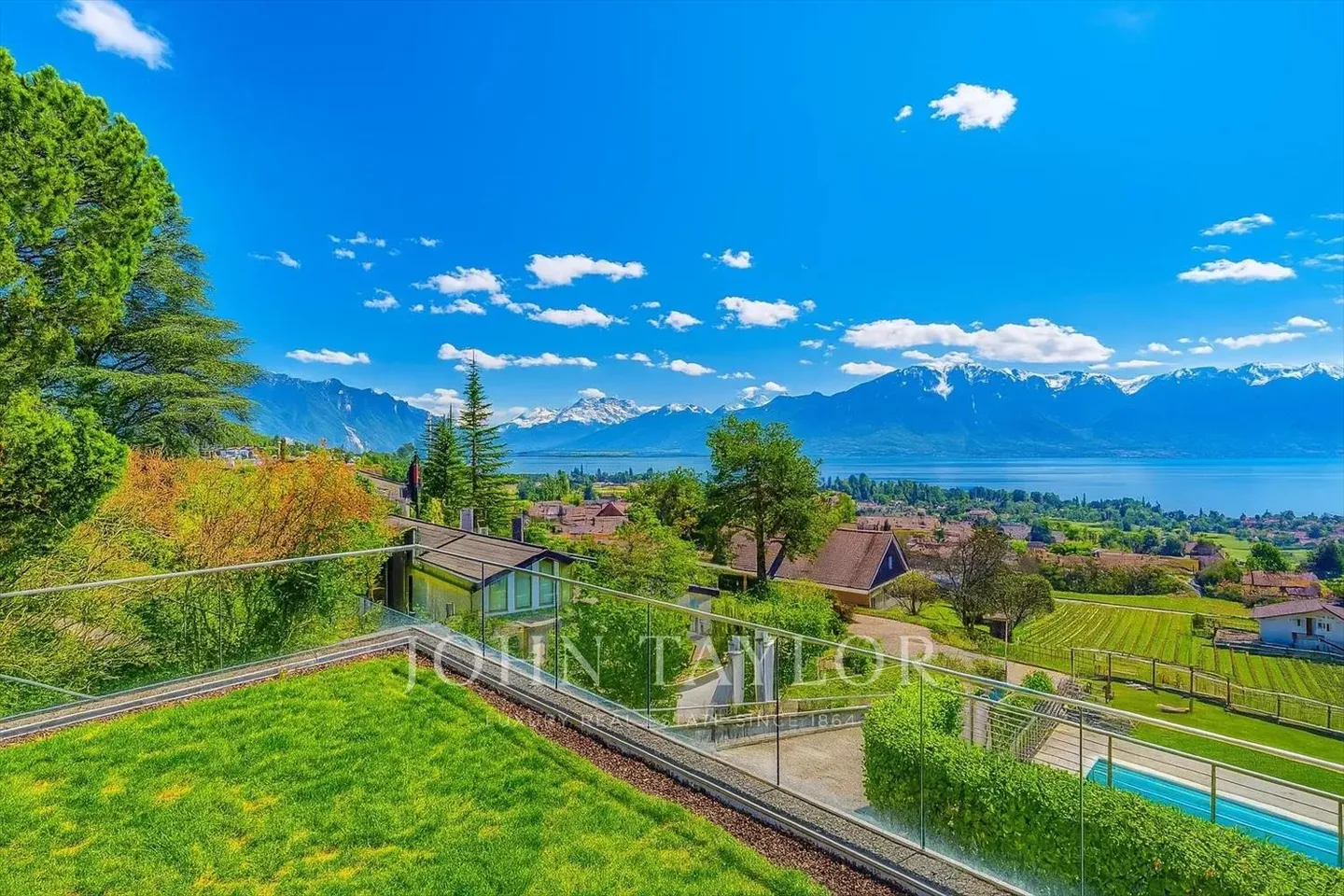 Magnifica casa bifamiliare con vista sul lago e sulle montagne - Foto 3 di 10
