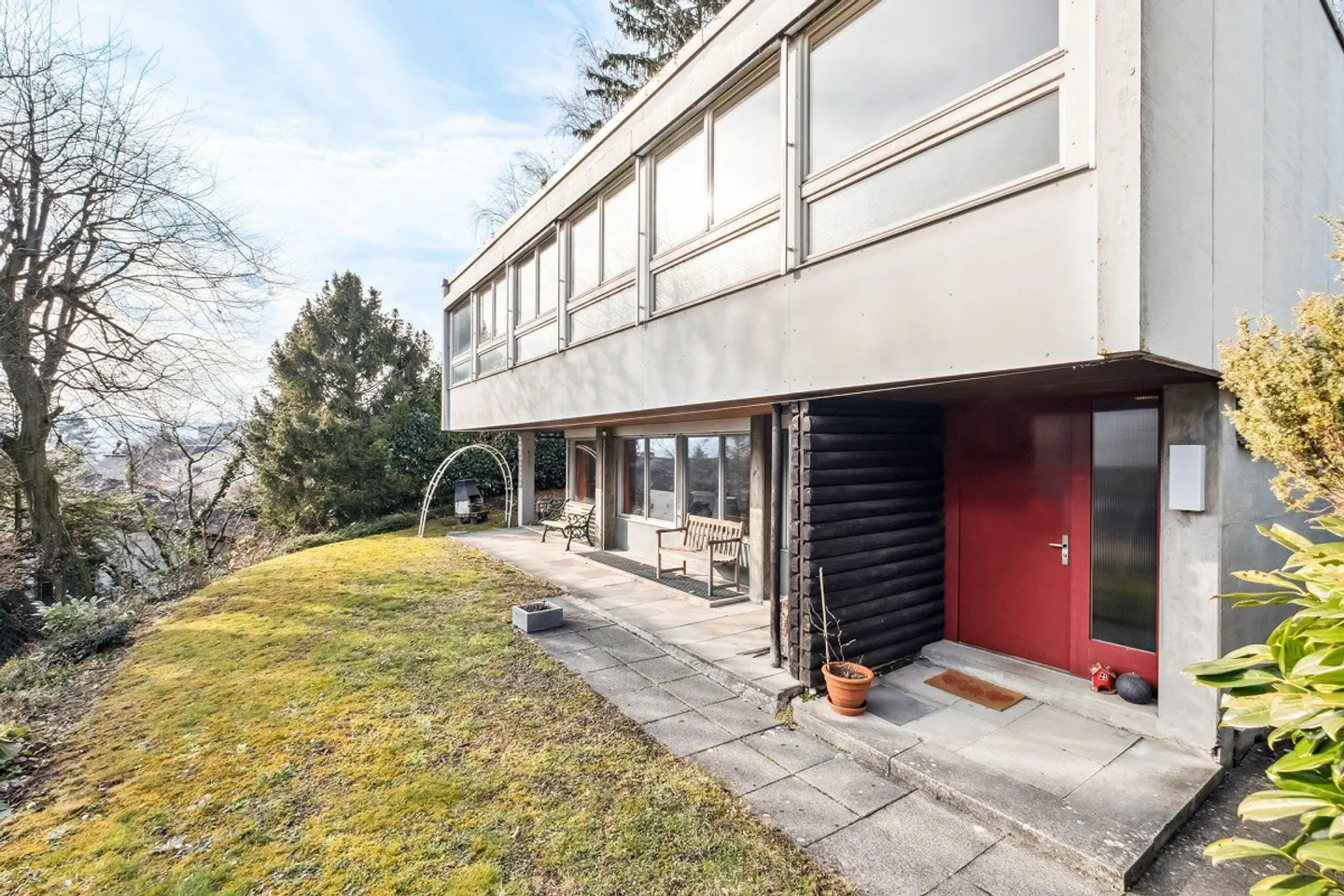 Incantevole casa unifamiliare con potenziale in una posizione tranquilla e verdeggiante - Foto 1 di 4