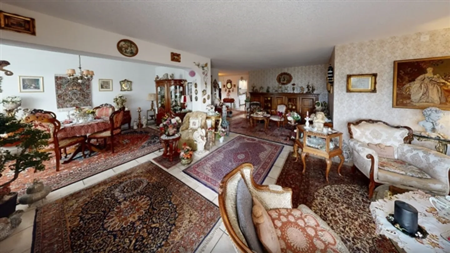 Ampio appartamento di 5,5 stanze con 3 balconi a Thun - Foto 3 di 11