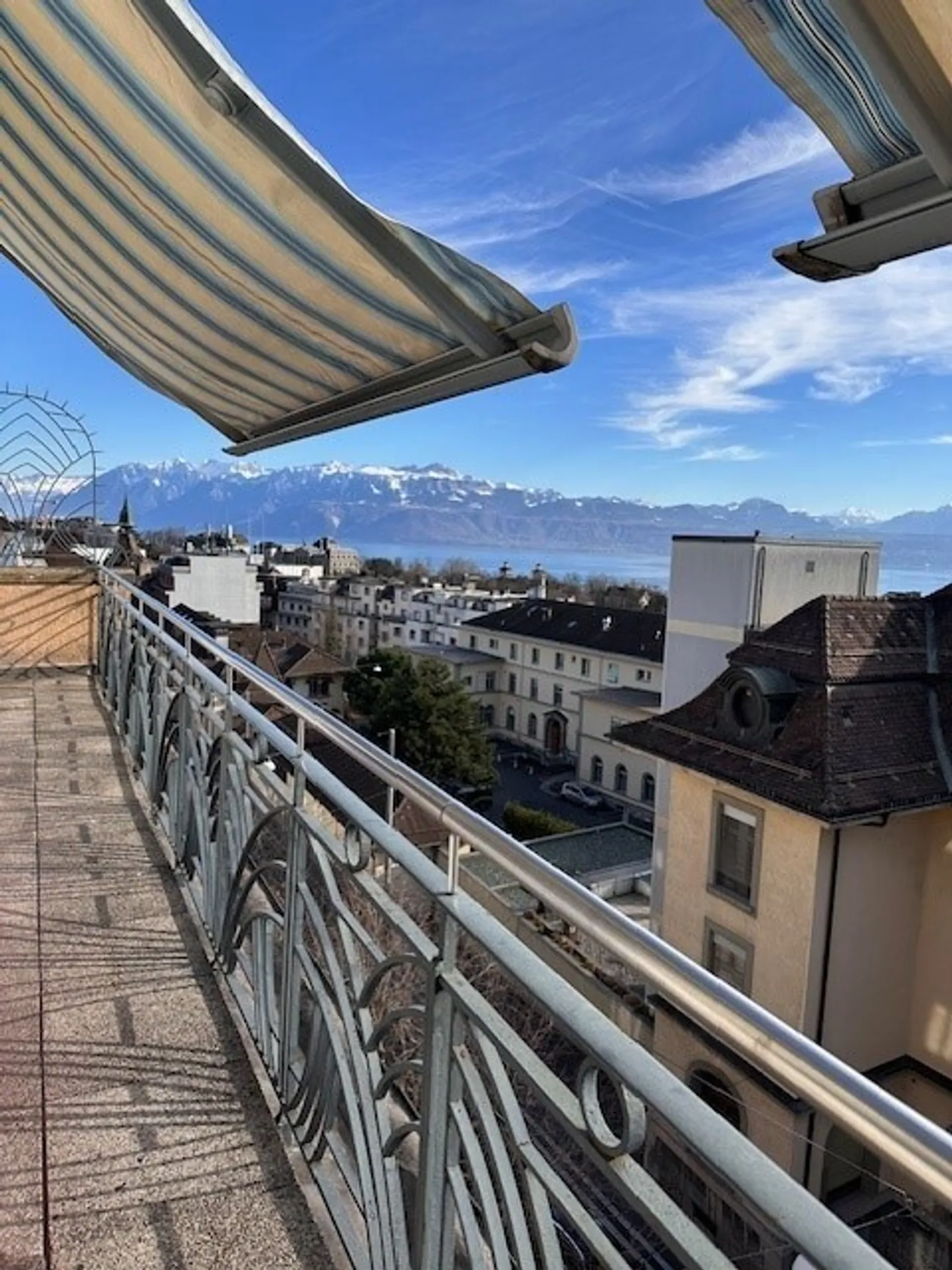 Beautiful furnished 2-room apartment - Photo 2 of 7