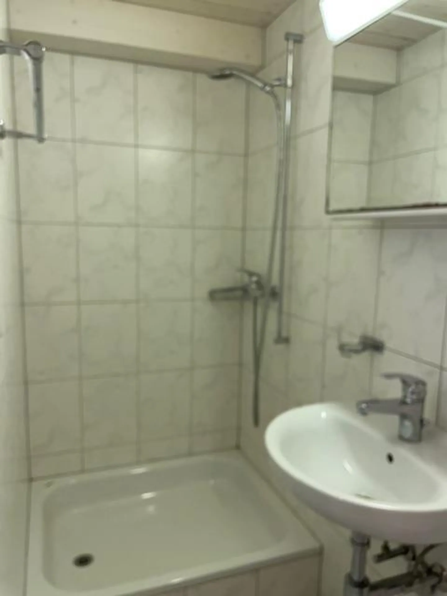 Monolocale con doccia/WC - Foto 3 di 7