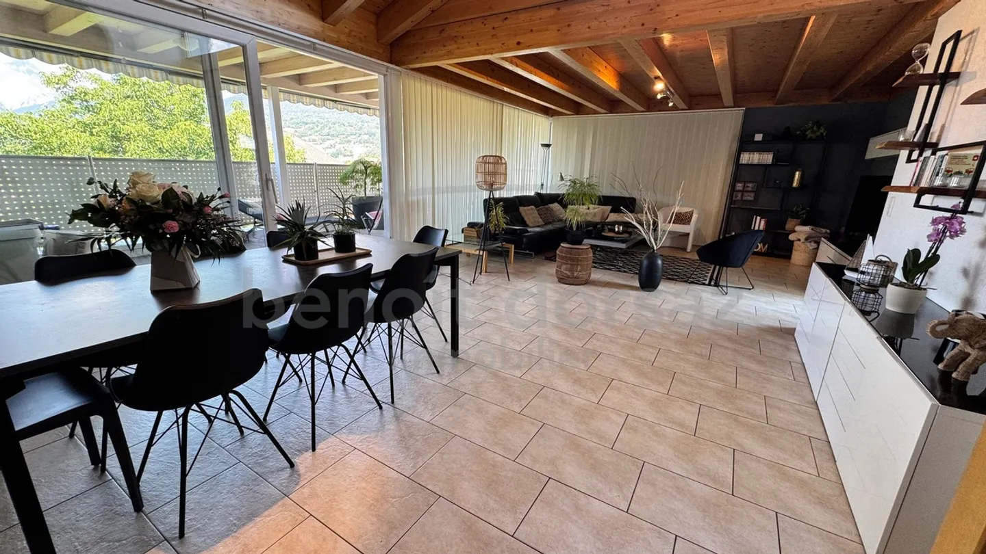 Spacious Penthouse with Terraces - Photo 4 of 10