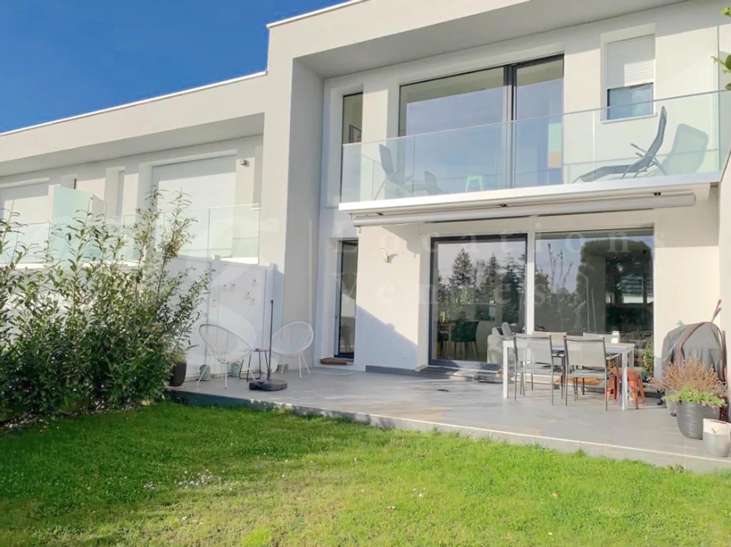 SUPERB MODERN HOUSE WITH 6 ROOMS AND SOUTH GARDEN - Photo 1 of 13