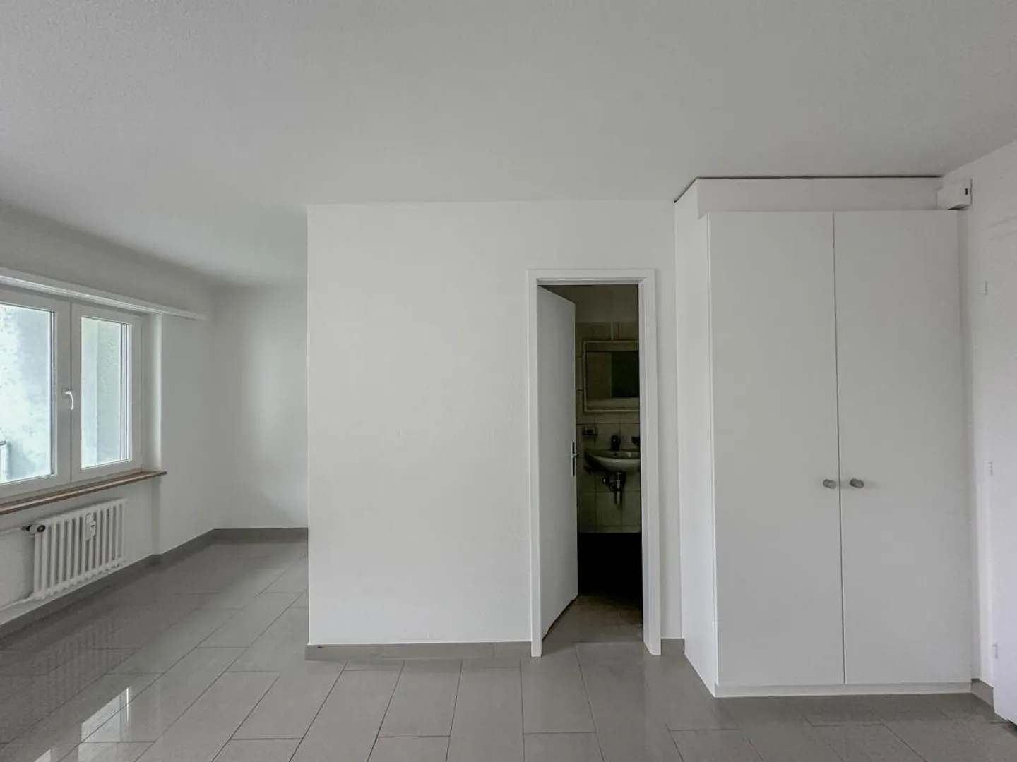 Appartement central 1 pièce avec balcon - Photo 2 sur 8