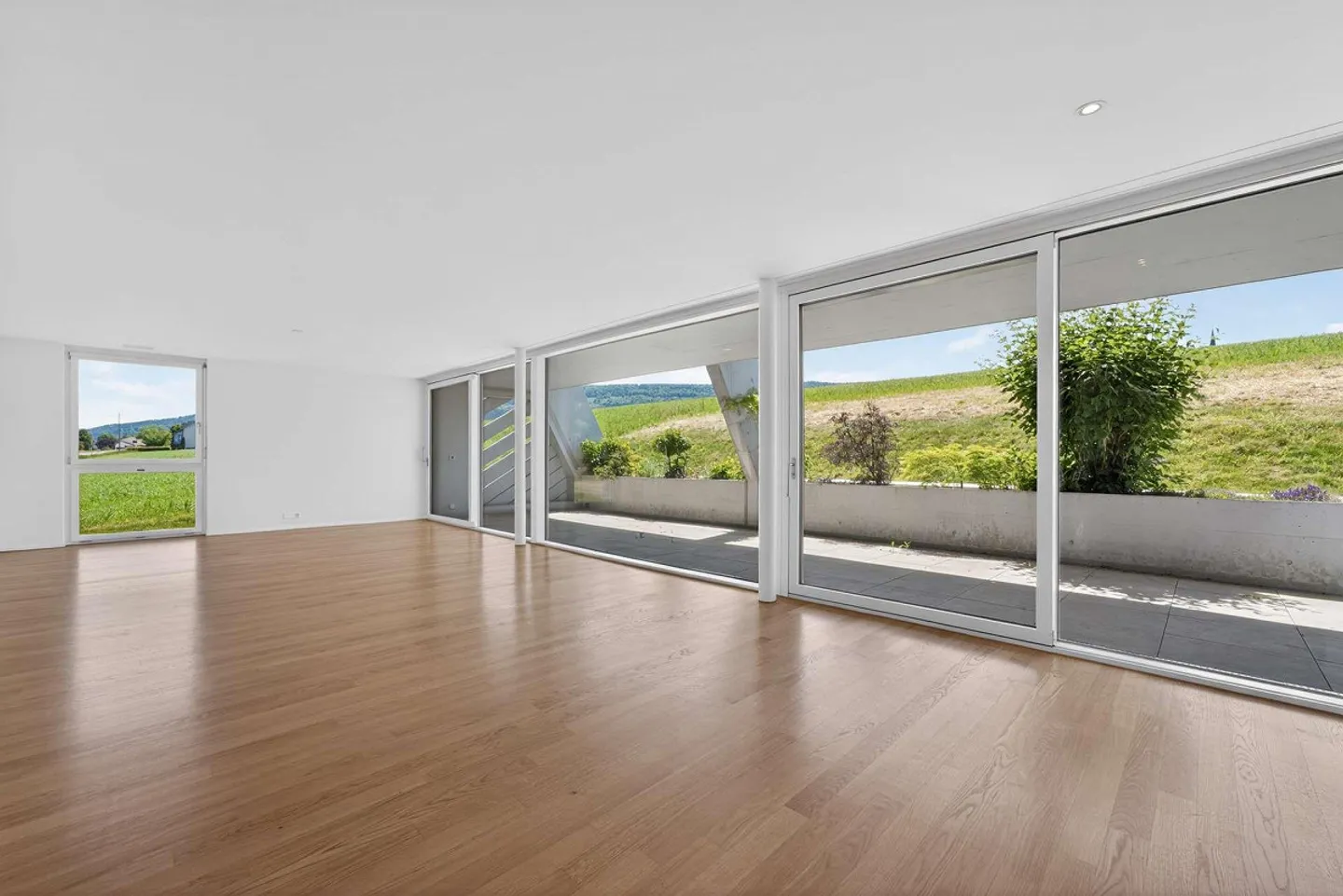 Modern and bright 5.5-room apartment with a large terrace of 35.5m2... - Photo 3 of 33