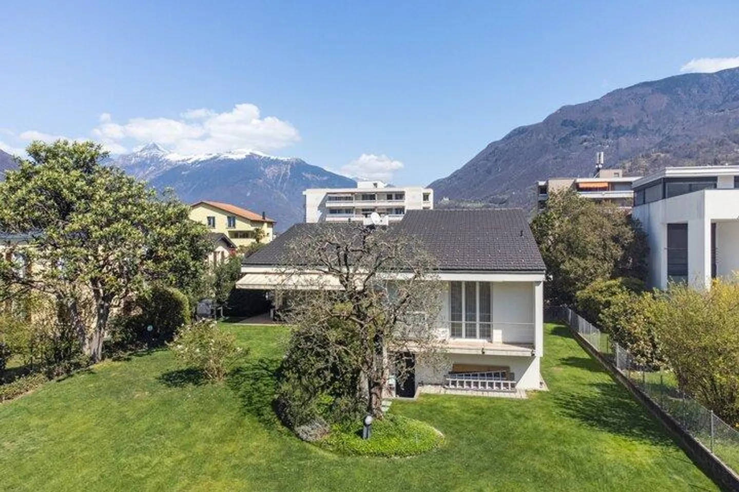 PALMS, PEACE AND QUALITY OF LIFE - Photo 1 of 8