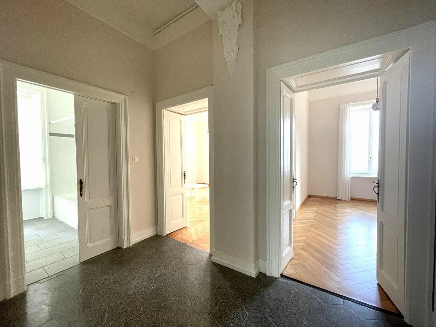 3.5-ROOM APARTMENT IN A PERIOD VILLA - Photo 7 of 9
