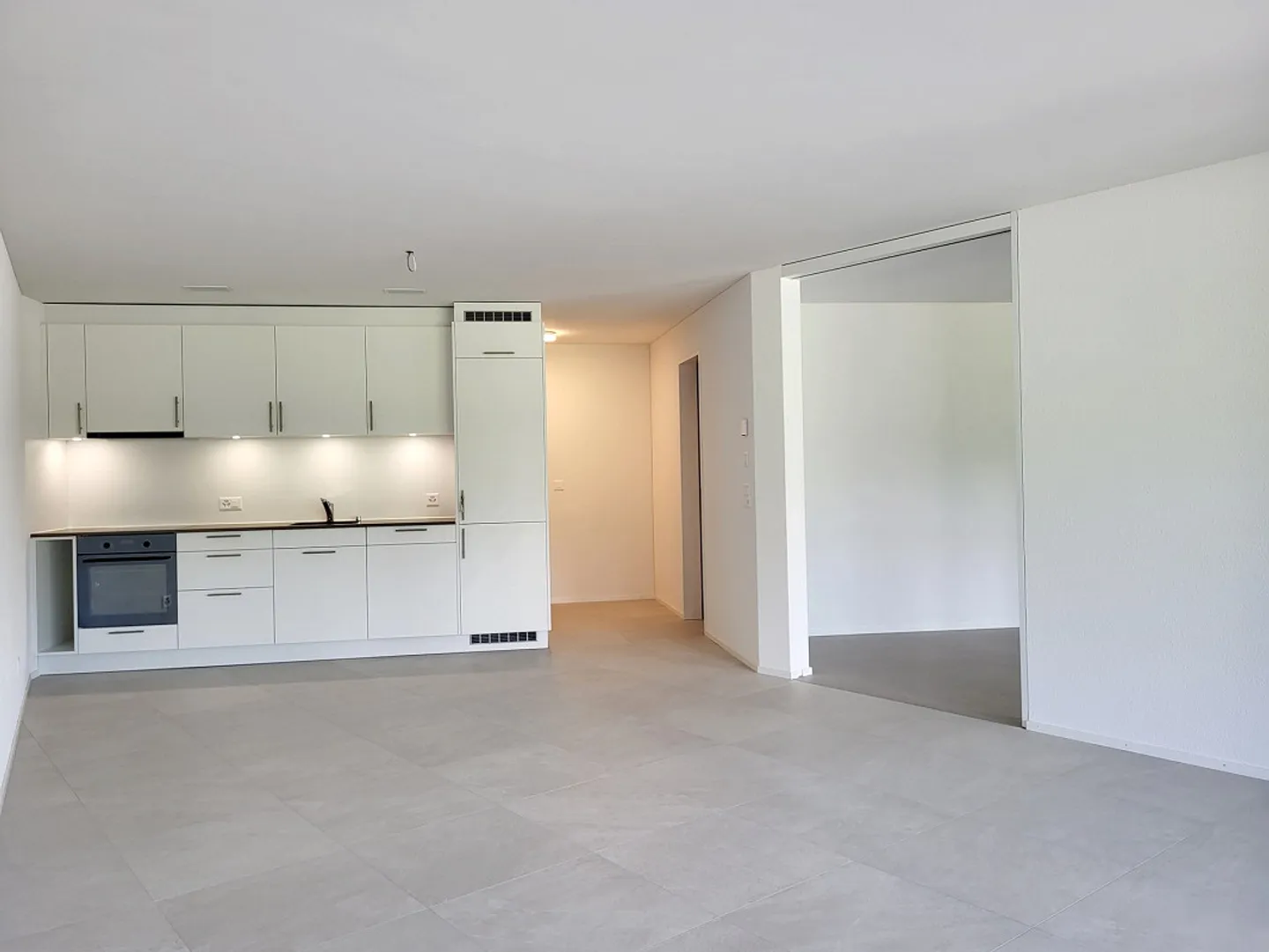 Beautiful nearly new 2.5 room apartment for rent - Photo 1 of 6