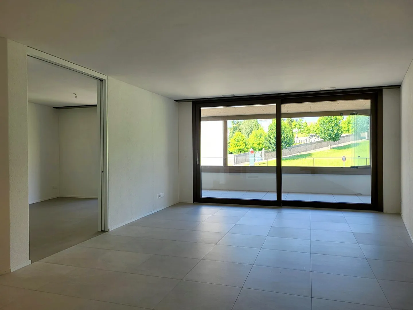 Beautiful nearly new 2.5 room apartment for rent - Photo 2 of 6