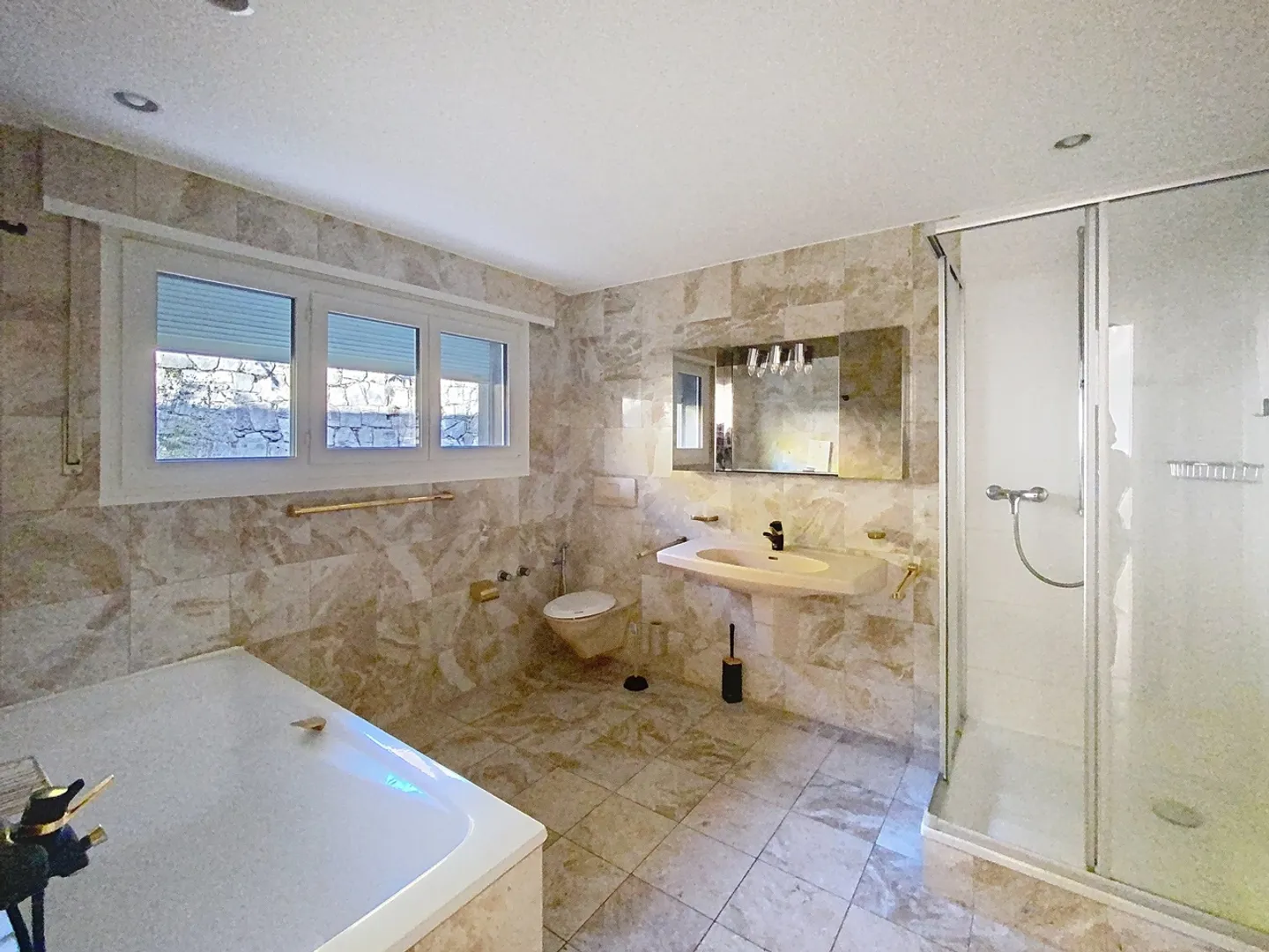 Spacious 5.5-room apartment with lake view - Photo 9 of 10