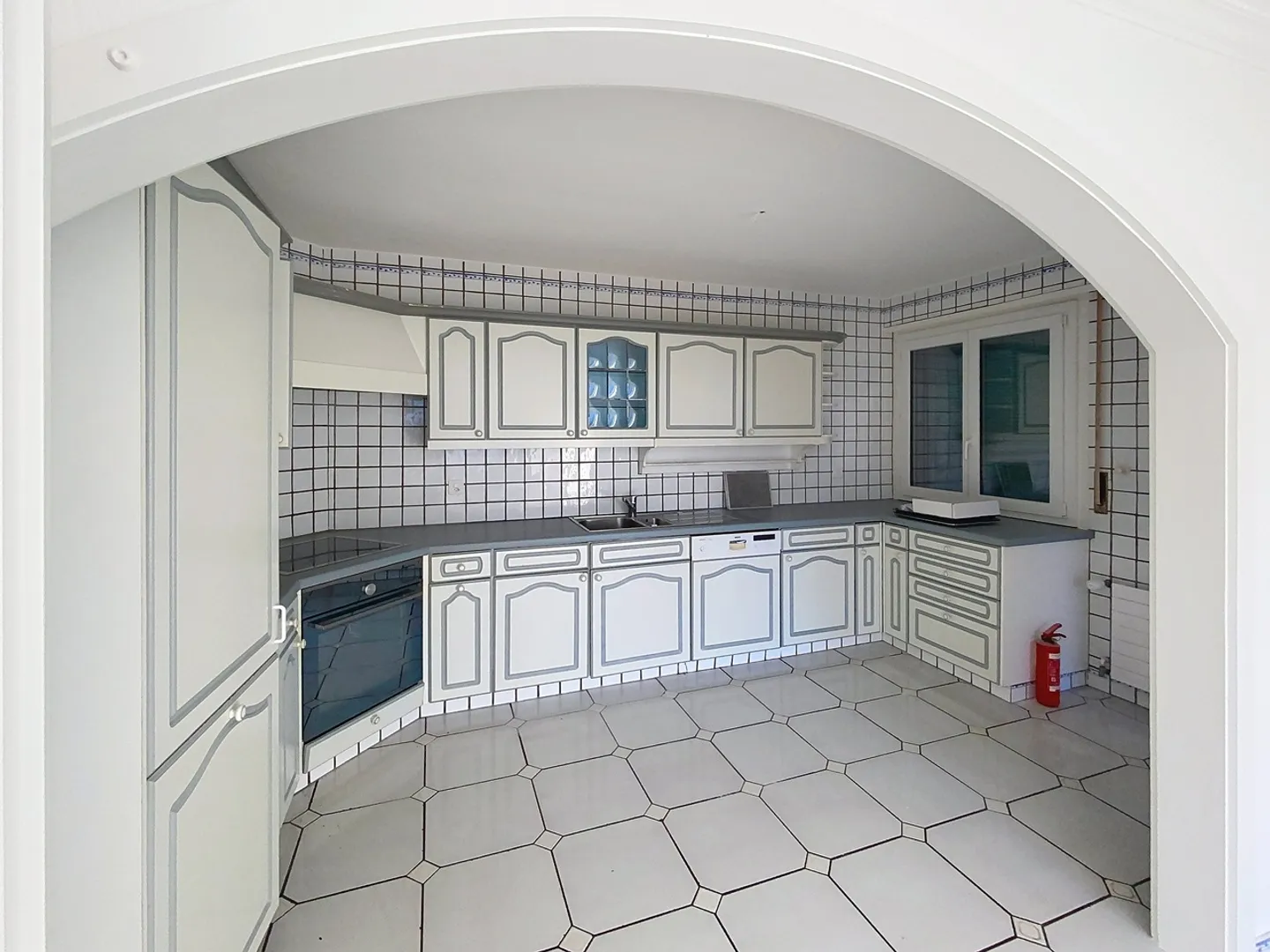 Spacious 5.5-room apartment with lake view - Photo 2 of 10