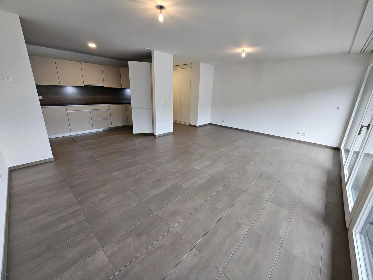 Bellissimo appartamento contemporaneo di 3,5 stanze con balcone - Foto 1 di 11