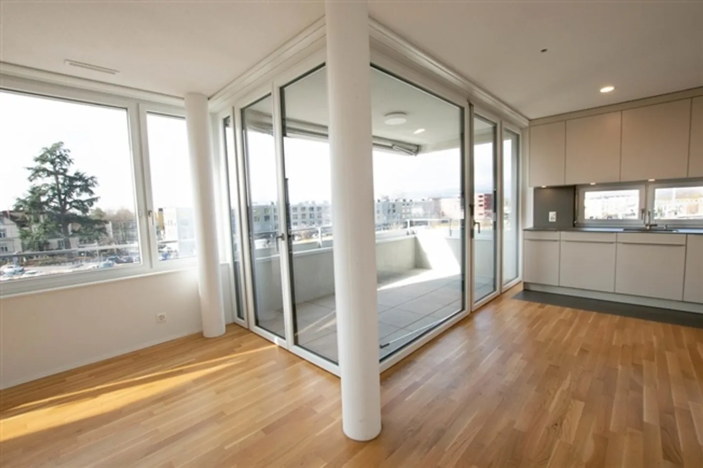 Modern 2.5-room apartment with balcony at the train station in Lyss - Photo 4 of 10