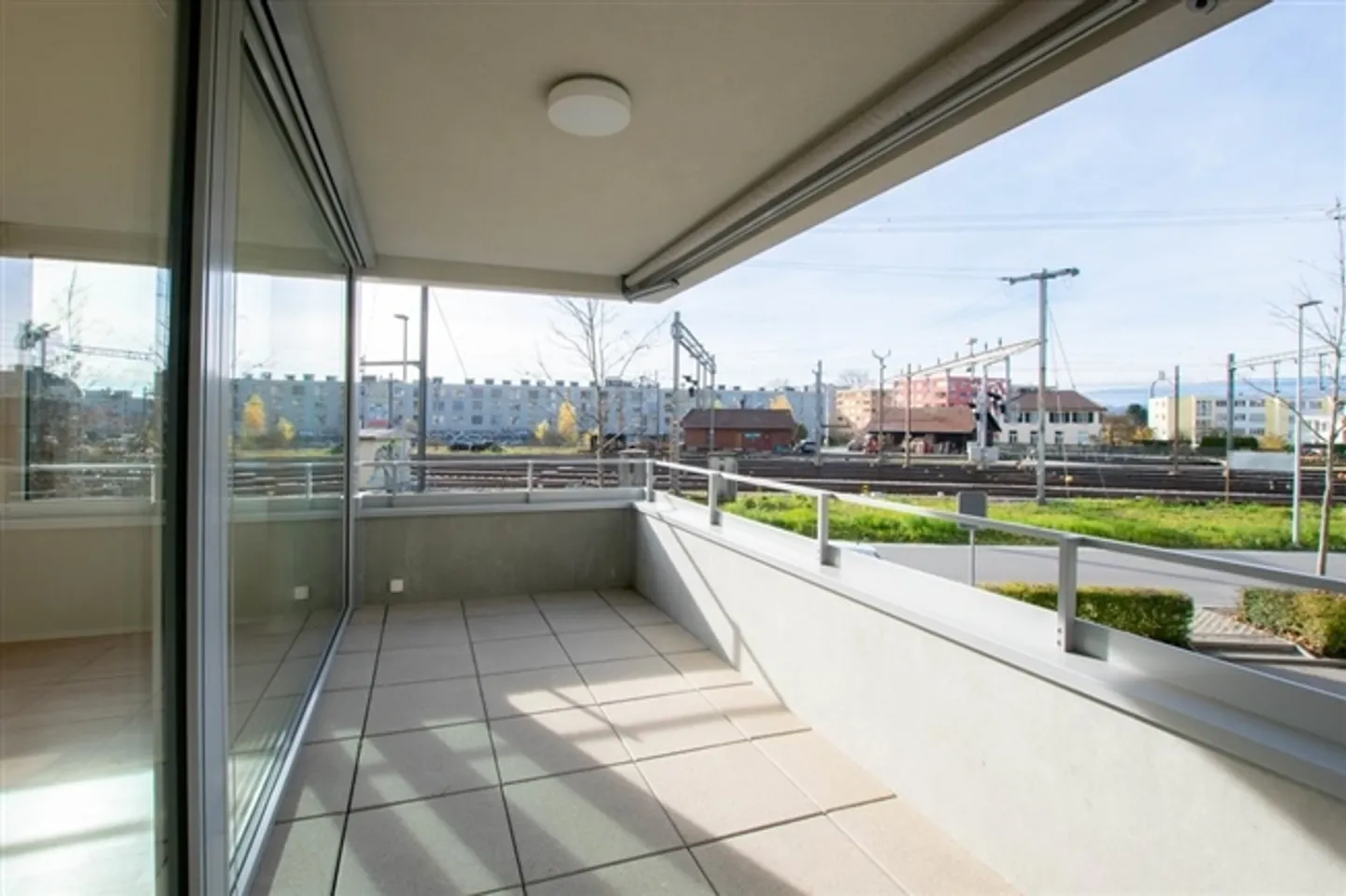 Modern 2.5-room apartment with balcony at the train station in Lyss - Photo 9 of 10