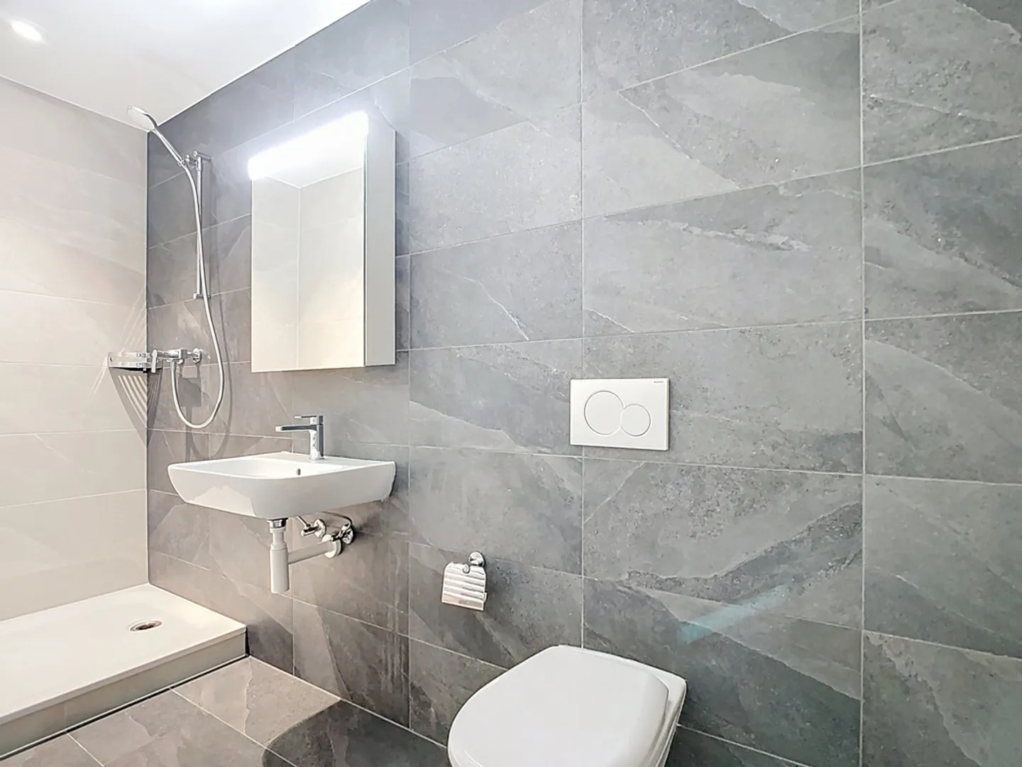 4-room apartment with balcony - Photo 3 of 12