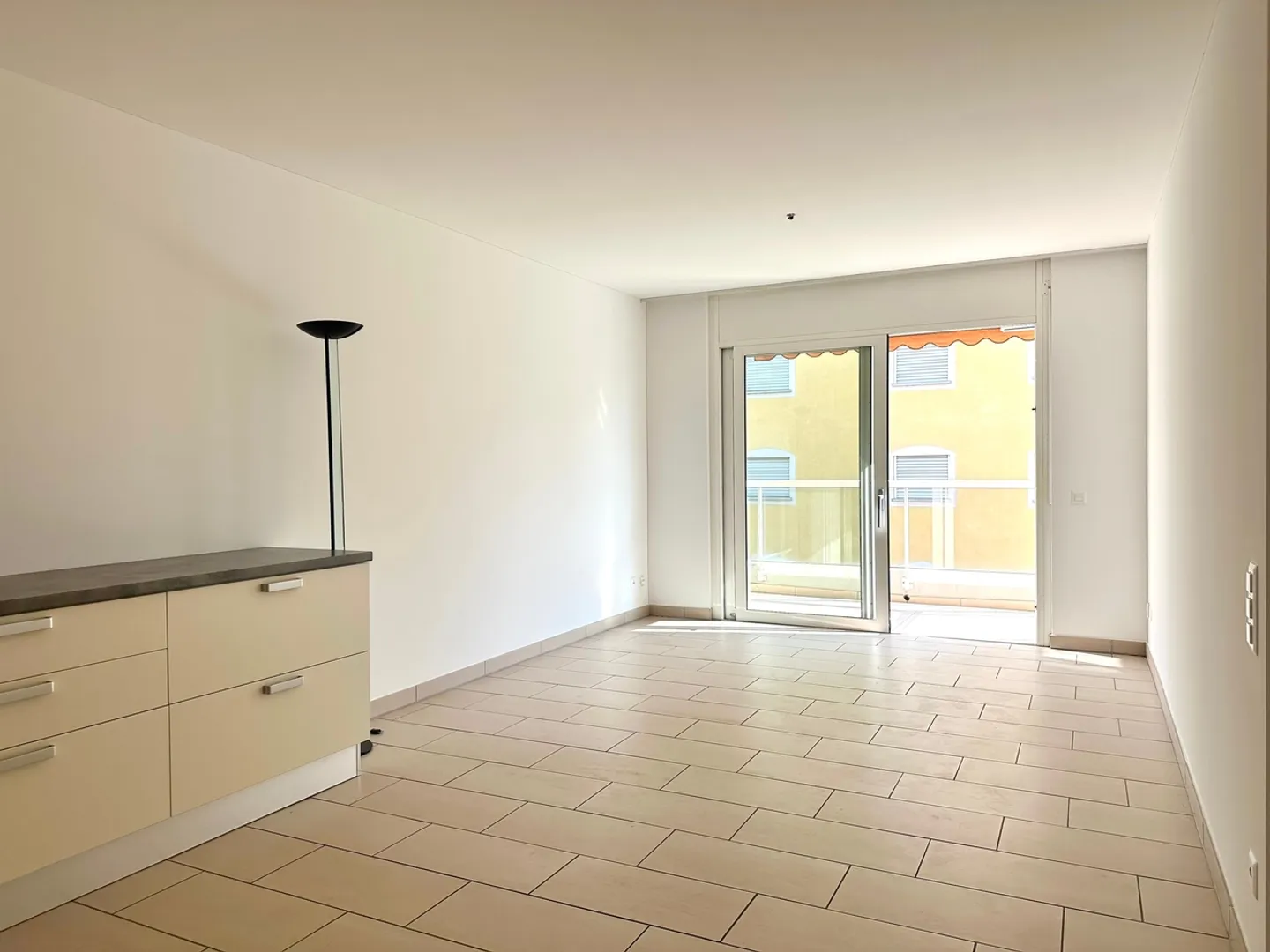 Appartement lumineux de 2,5 pièces rénové avec balcon dans une zone centrale - Photo 2 sur 11
