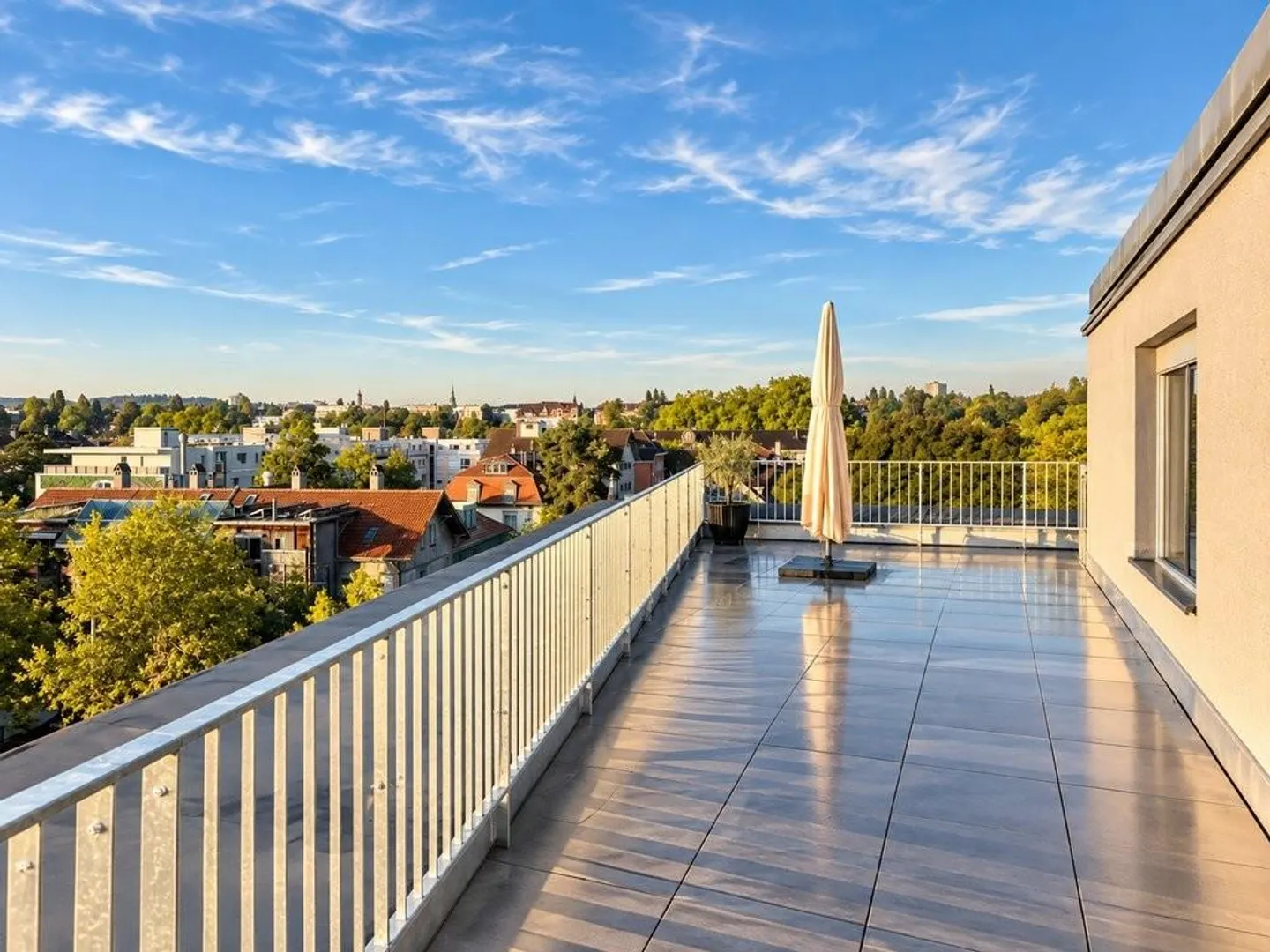 Espace de bureau moderne avec vue panoramique et grande terrasse - Photo 10 sur 12