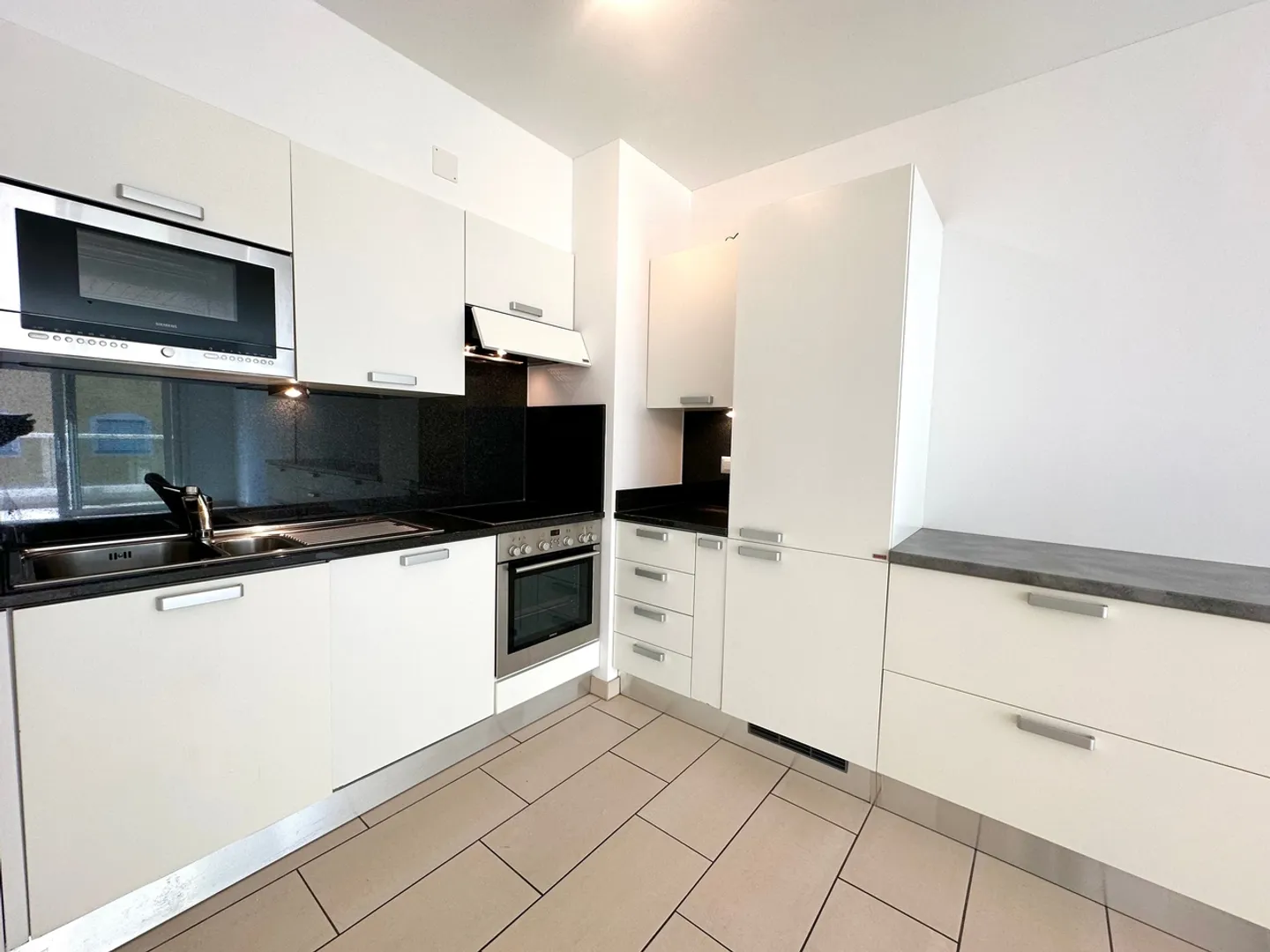 Appartement lumineux de 2,5 pièces rénové avec balcon dans une zone centrale - Photo 4 sur 11