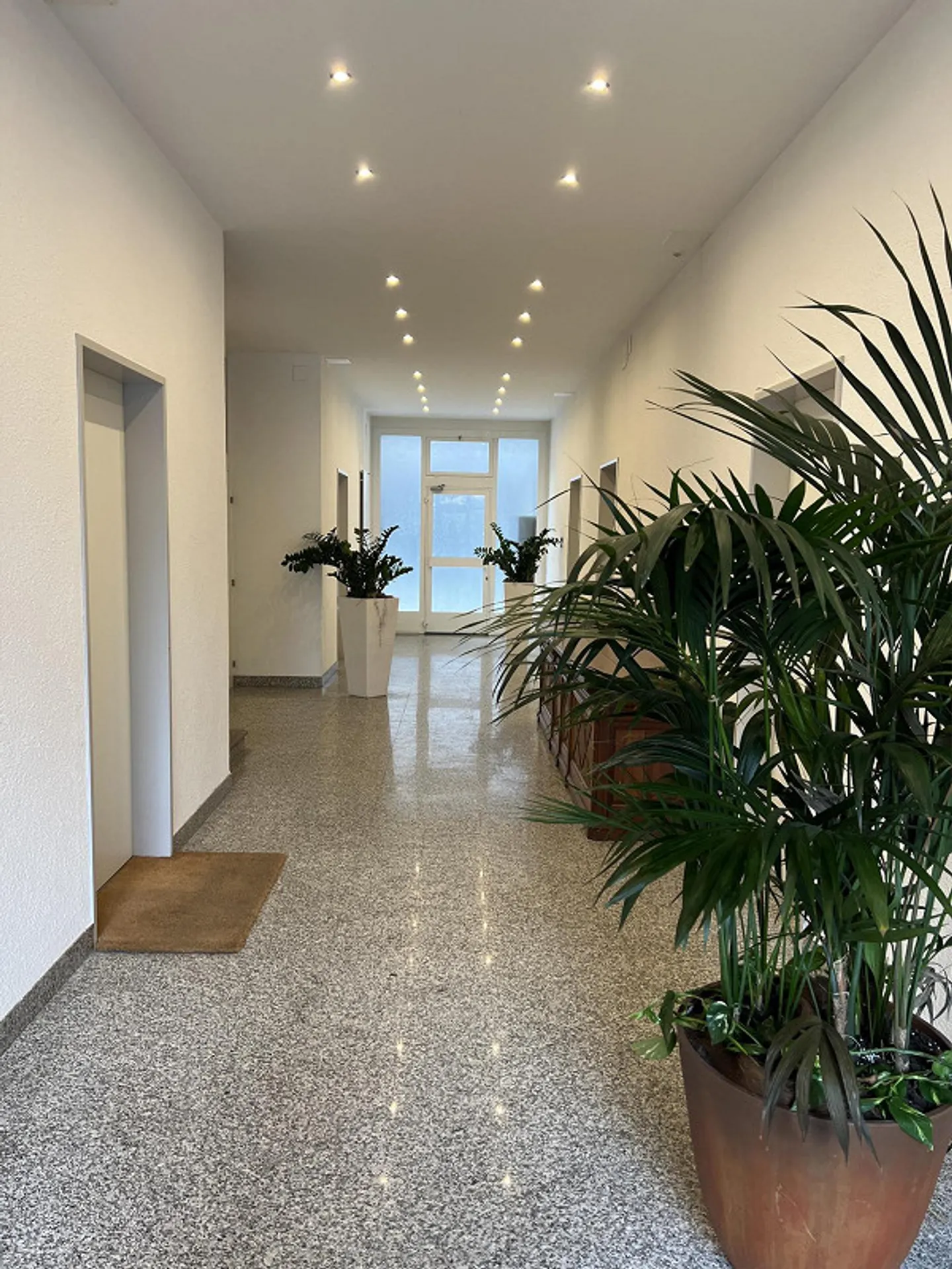 Chiasso, appartement récent de 2,5 pièces avec cuisine séparée - Photo 1 sur 10