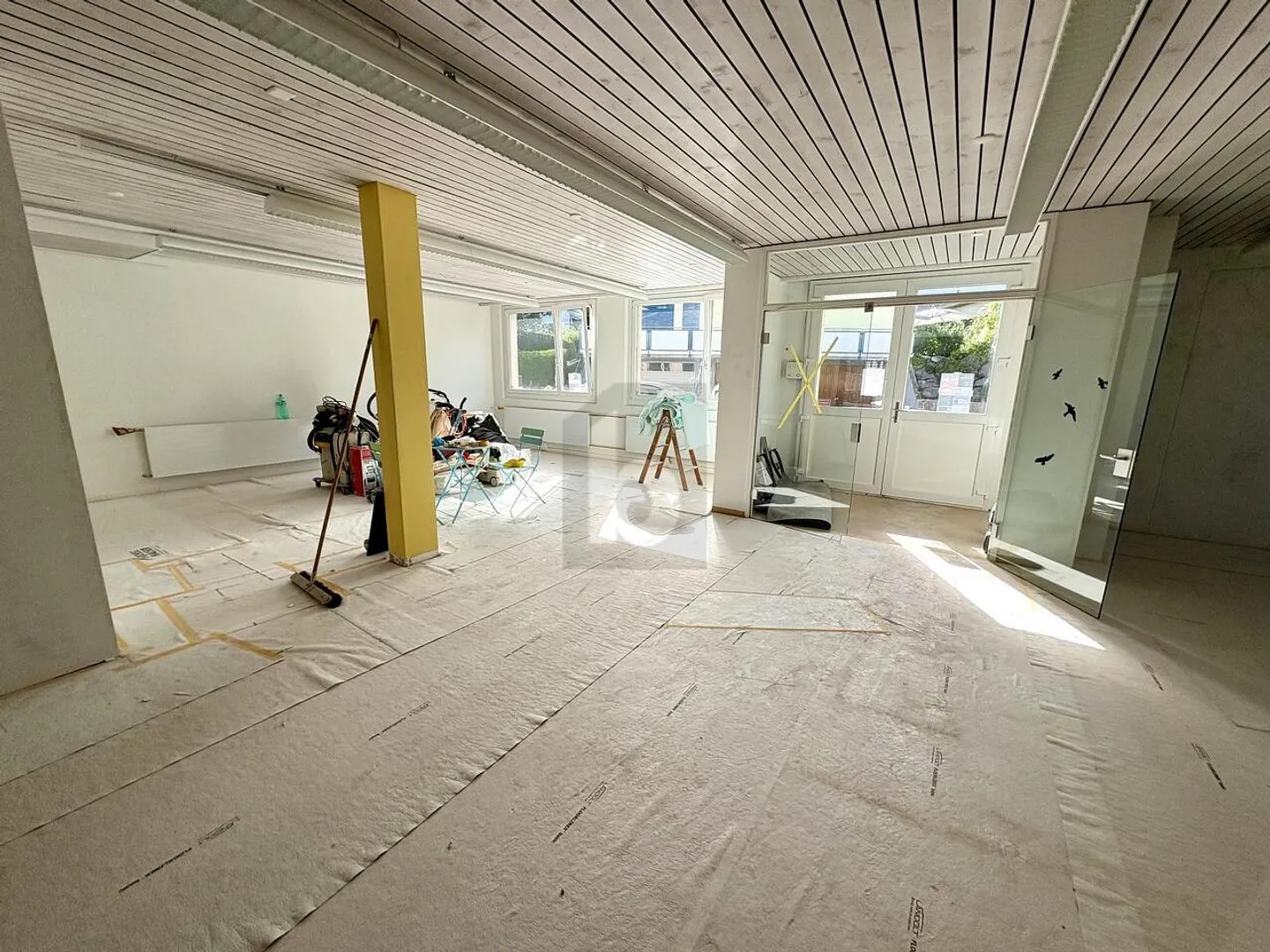 FRESHLY RENOVATED, SPACIOUS &amp; VERSATILE - Photo 2 of 6