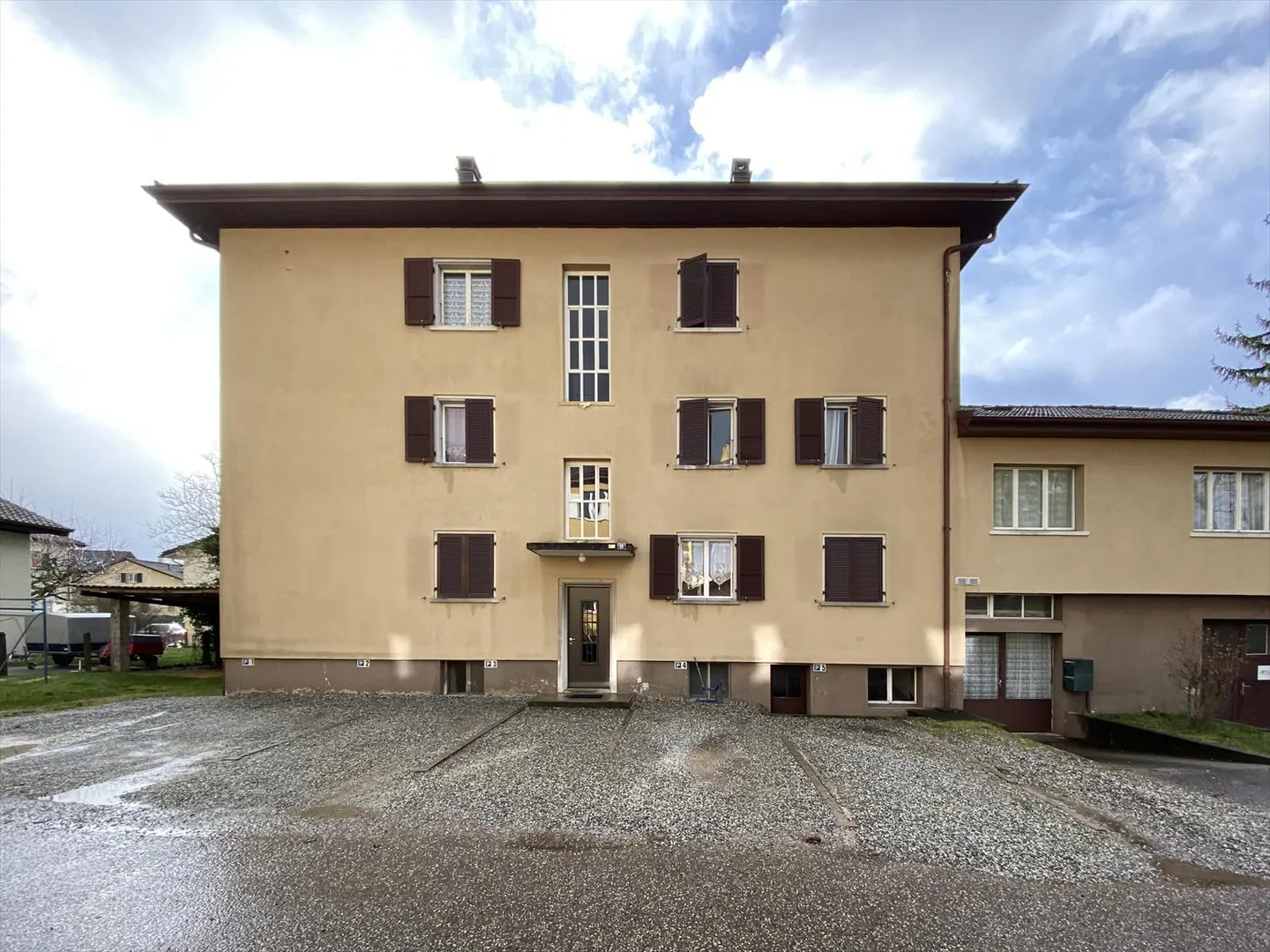Charmant appartement de 3 pièces au 1er étage Descriptif: un hall, un séjour, une cuisine agencée, deux chambres, une salle de douche/WC et un balcon. Place de parc extérieur (non comprise) à CHF 60.00/mois. Visite groupée le 29.10.2025 de 17h30 à 18h30. MERCI DE RESPECTER L'HORAIRE. - Photo 1 sur 1