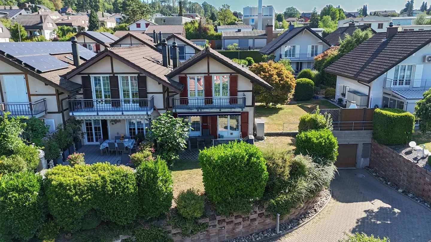 A Home to Arrive: Well-Maintained End Townhouse with Garden and W... - Photo 1 of 13
