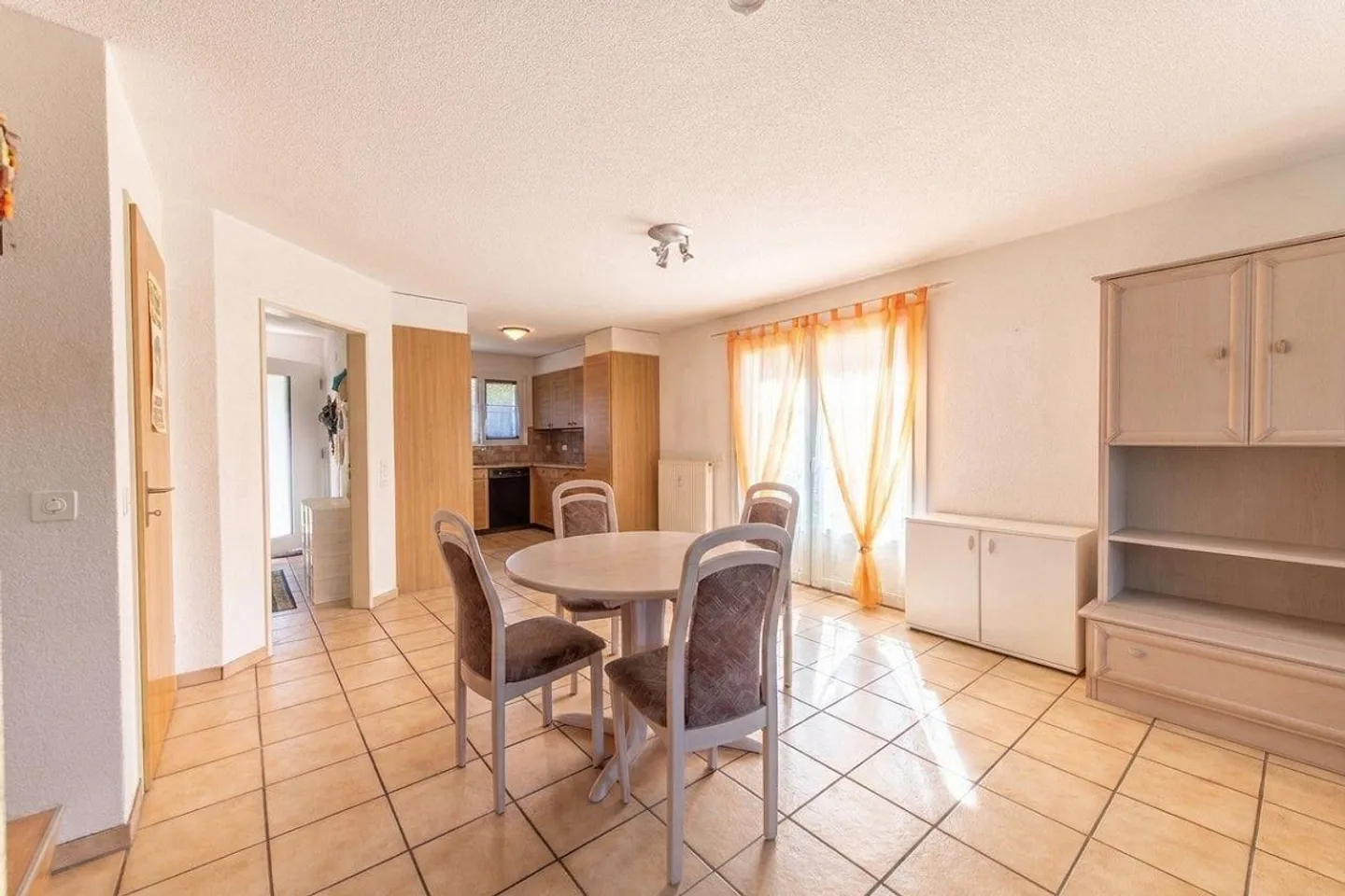 A Home to Arrive: Well-Maintained End Townhouse with Garden and W... - Photo 4 of 13