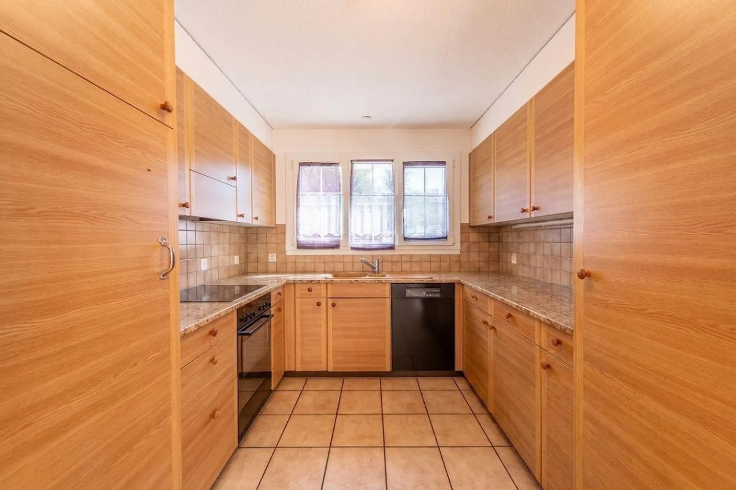 A Home to Arrive: Well-Maintained End Townhouse with Garden and W... - Photo 5 of 13