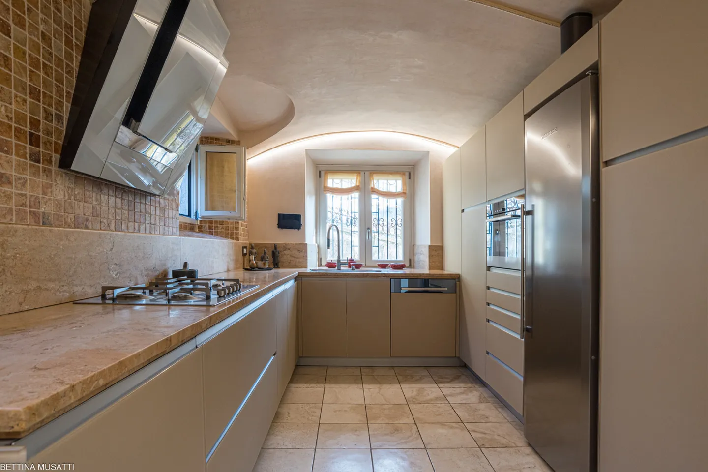 Prestigious 19th Century Villa Borghese with Lake View in Ponte Tresa - Photo 14 of 27
