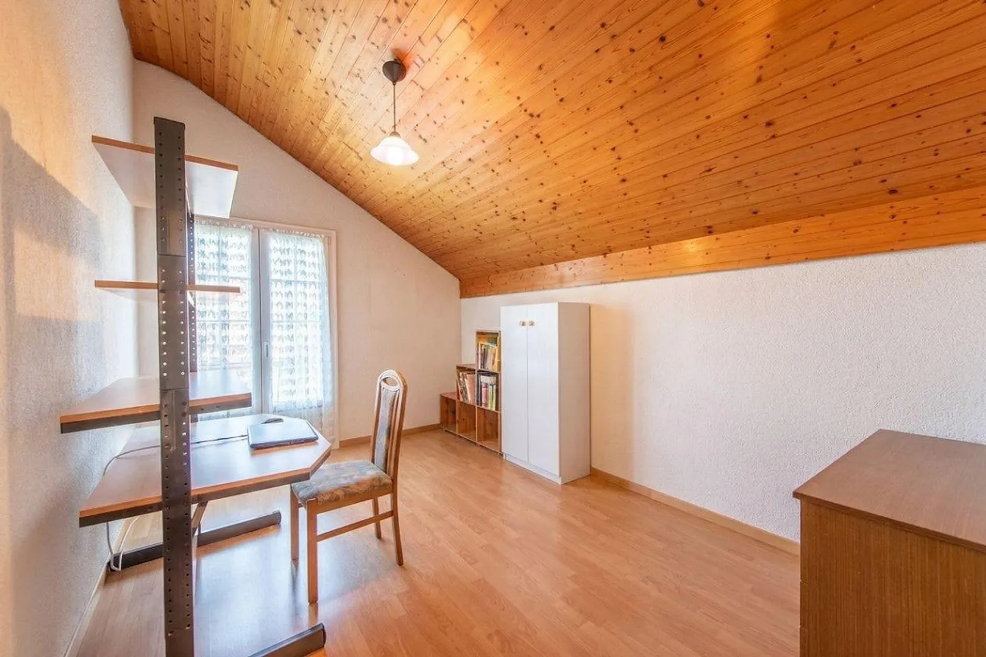 A Home to Arrive: Well-Maintained End Townhouse with Garden and W... - Photo 10 of 13