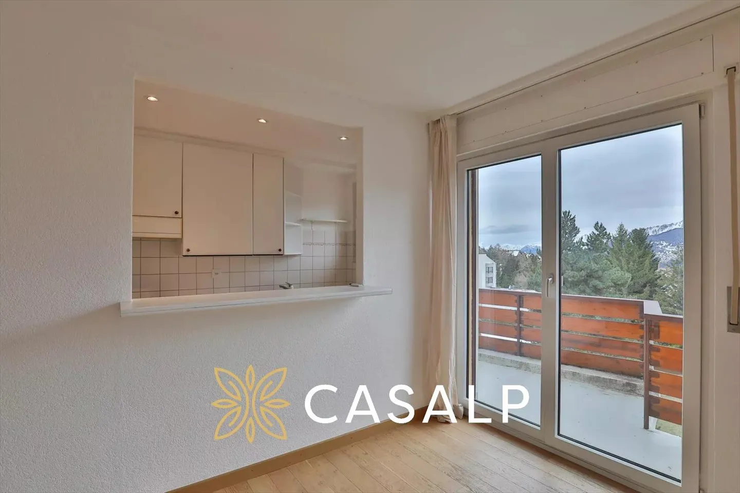 Dachgeschosswohnung mit 2.5 Zimmern und hellem Ambiente im Zentrum von Crans-Montana - Photo 2 sur 13