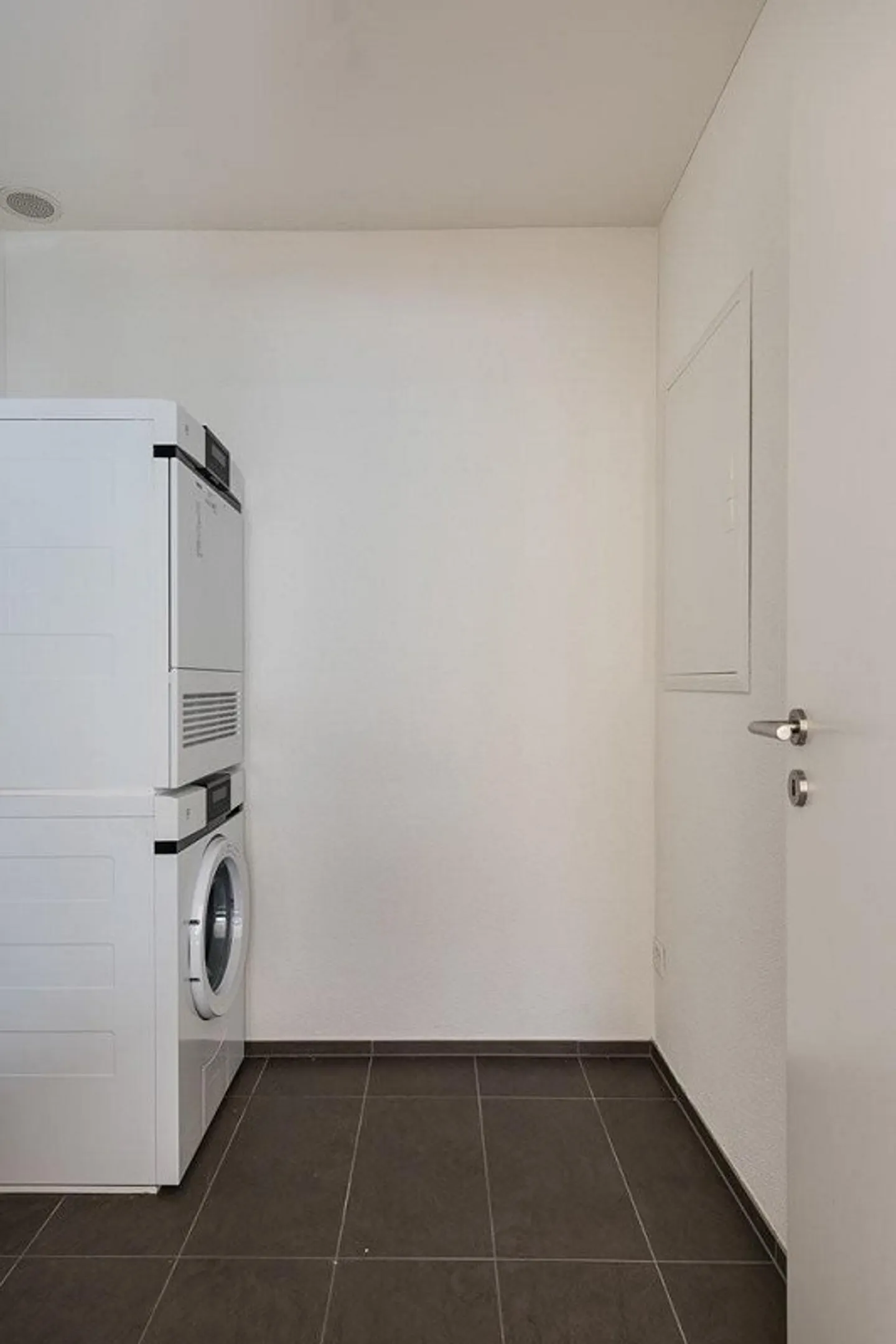 Your new home awaits - central, quiet and modern - Photo 6 of 11