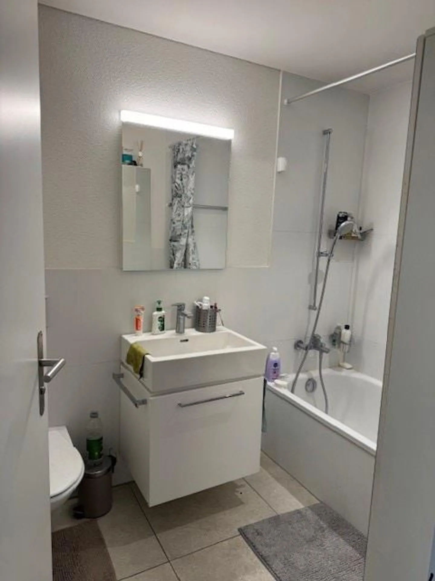 modern, bright and spacious - Photo 2 of 9