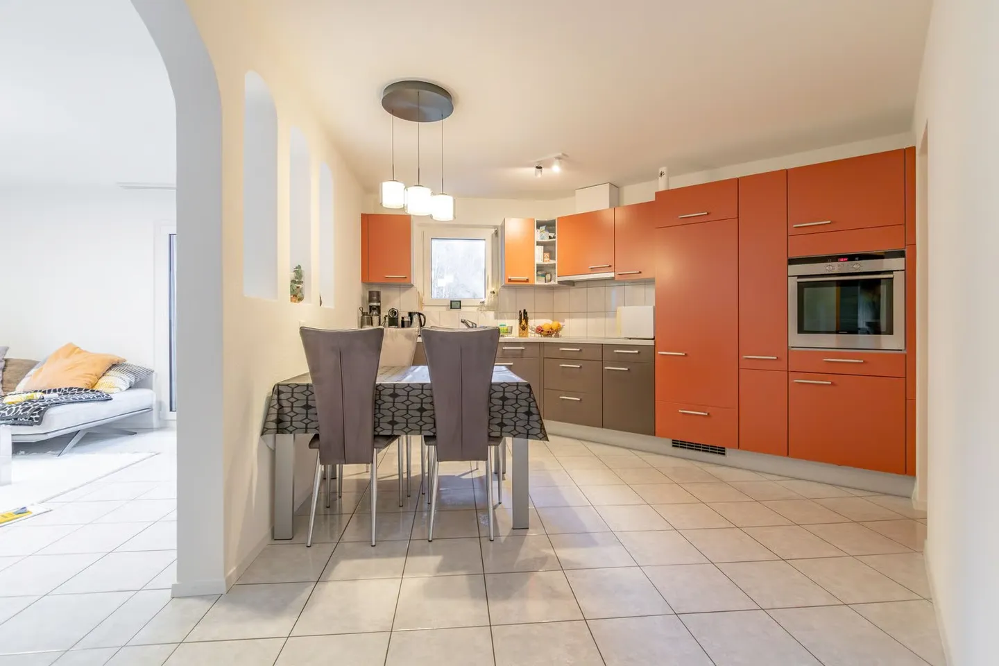Exclusive 5.5-room apartment in Grengiols – freshly renovated & in top condition - Photo 3 of 14