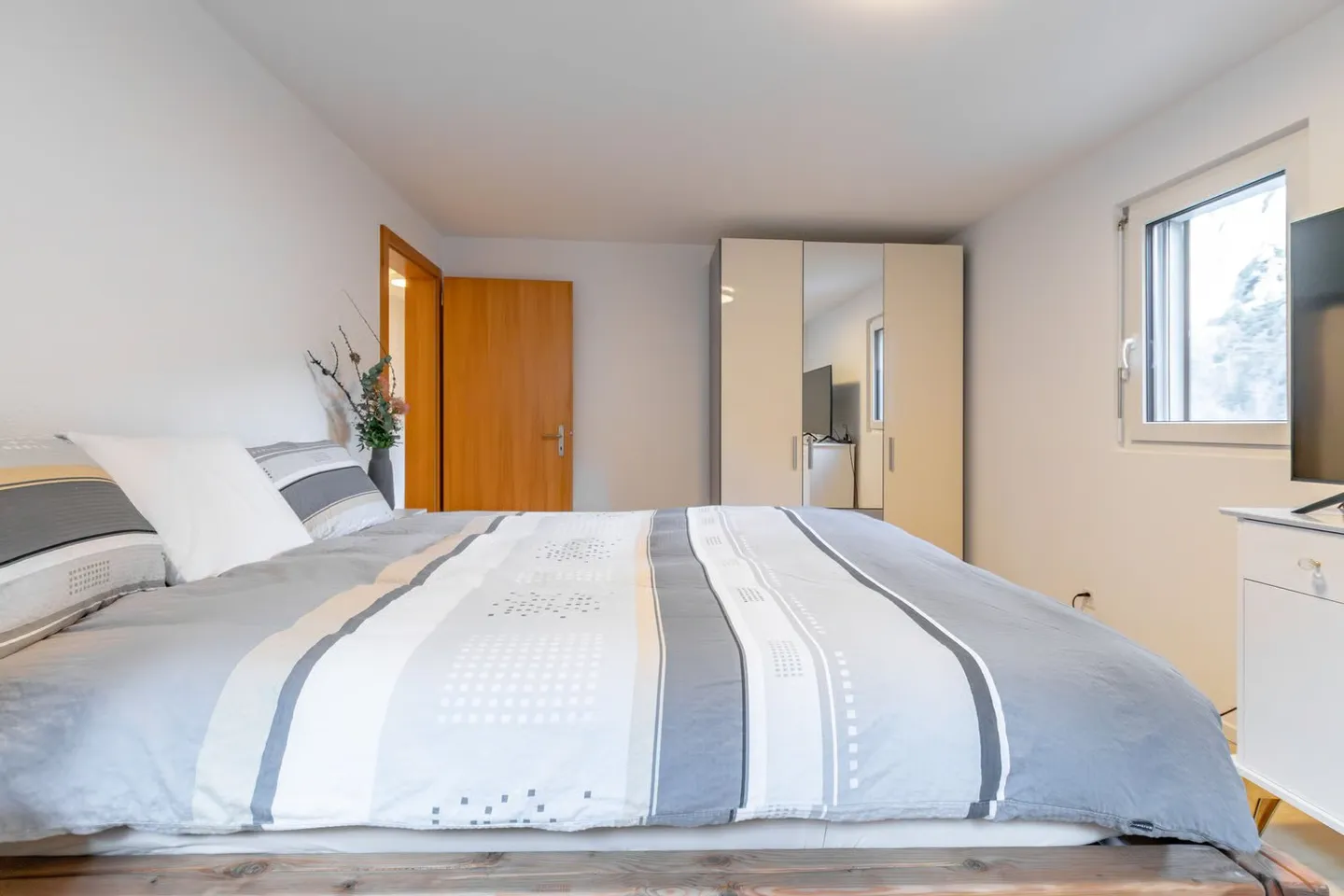 Exclusive 5.5-room apartment in Grengiols – freshly renovated & in top condition - Photo 6 of 14