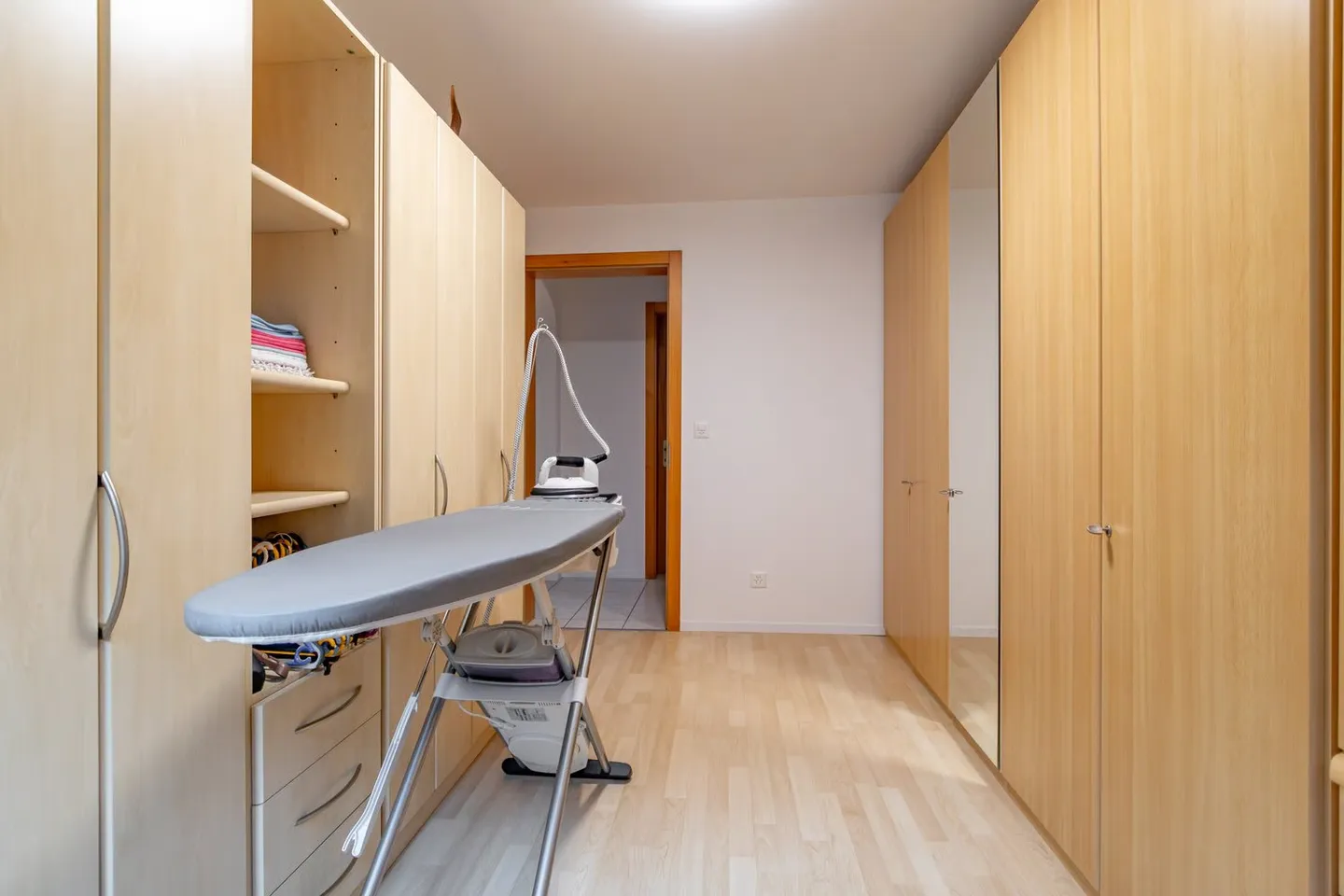 Exclusive 5.5-room apartment in Grengiols – freshly renovated & in top condition - Photo 8 of 14