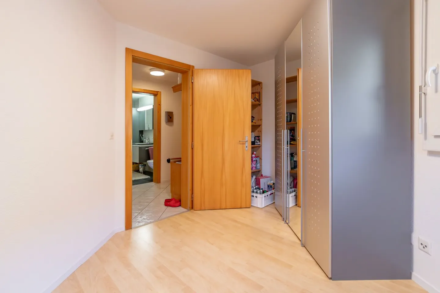 Exclusive 5.5-room apartment in Grengiols – freshly renovated & in top condition - Photo 9 of 14