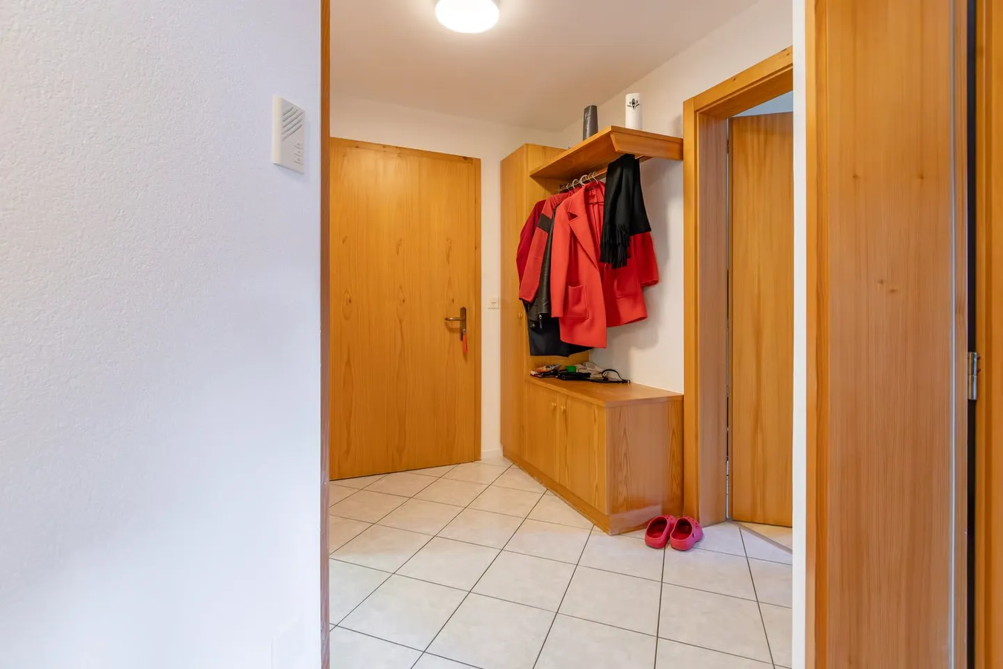 Exclusive 5.5-room apartment in Grengiols – freshly renovated & in top condition - Photo 10 of 14