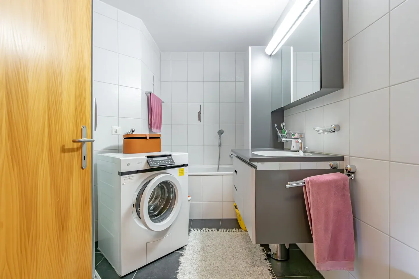 Exclusive 5.5-room apartment in Grengiols – freshly renovated & in top condition - Photo 12 of 14