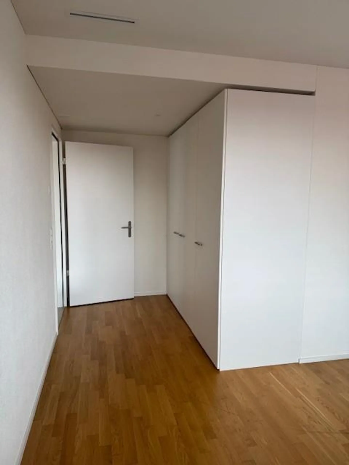 modern, bright and spacious - Photo 4 of 9