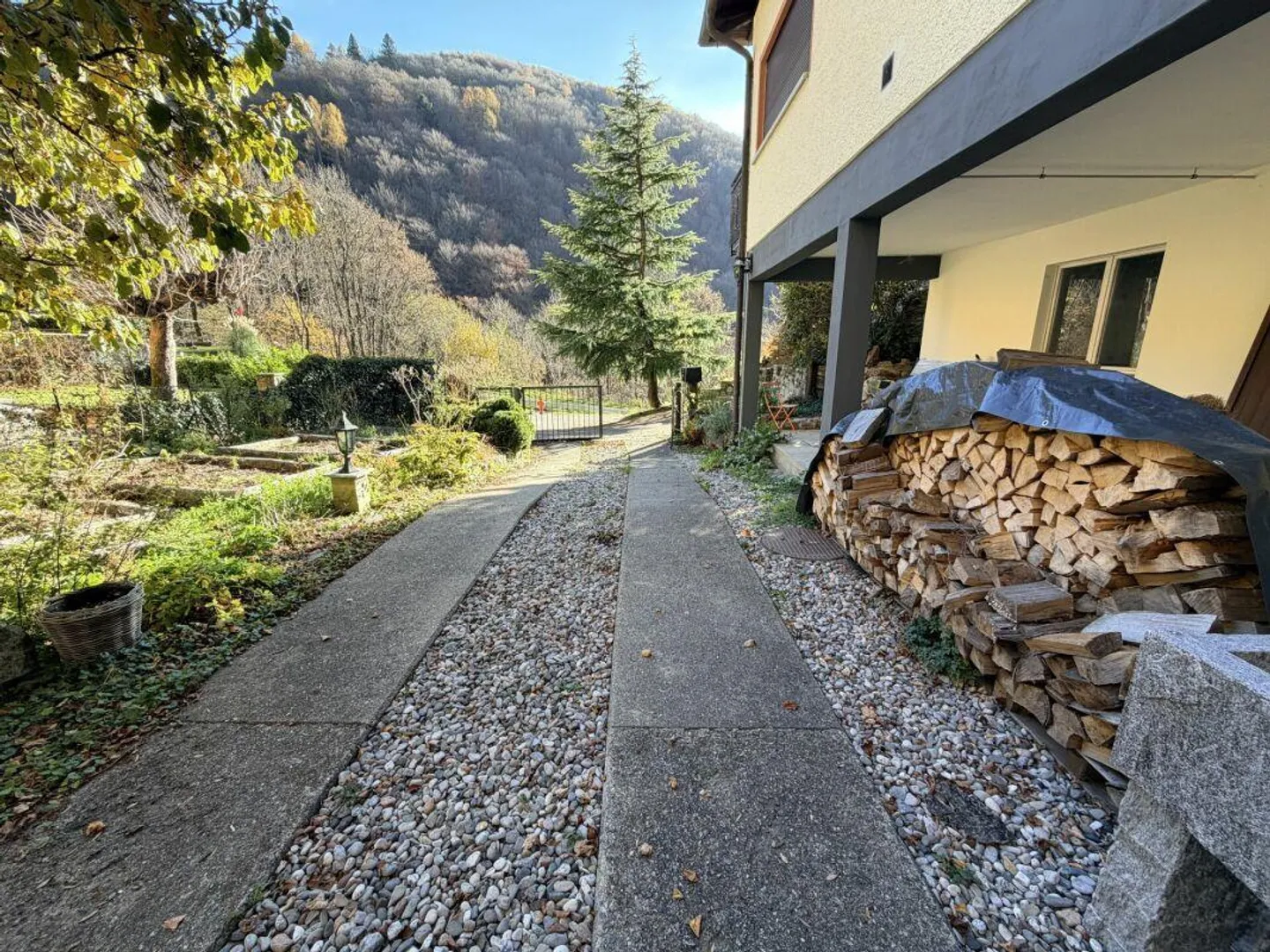 Cozy single-family home in idyllic location - with large land and close to the forest - Photo 10 of 12