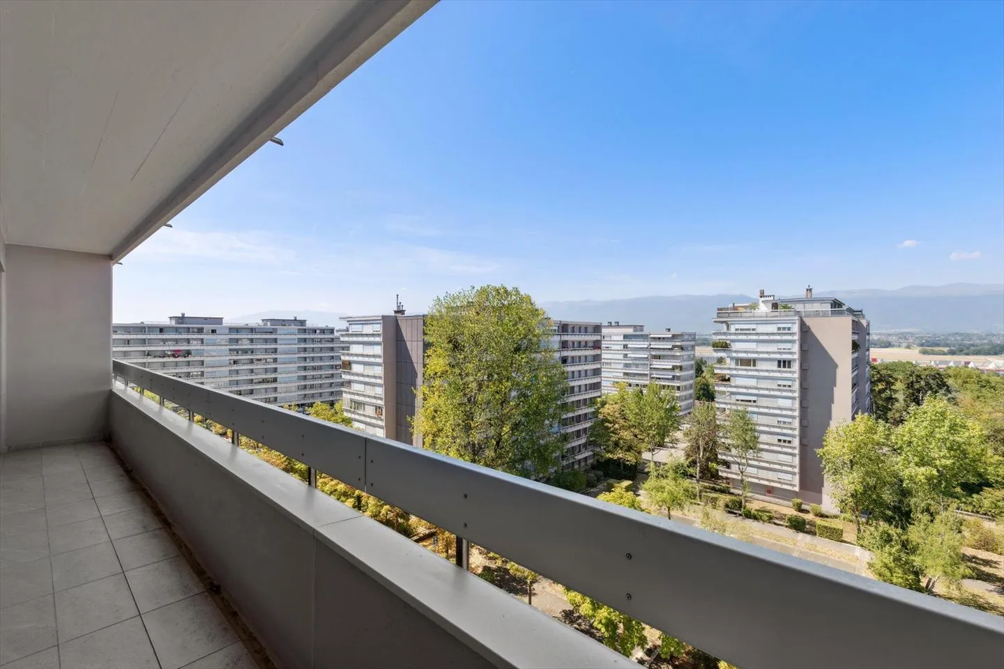 Spacieux appartement de 5.5 pièces haut en étage avec vue dégagée - Photo 11 sur 13