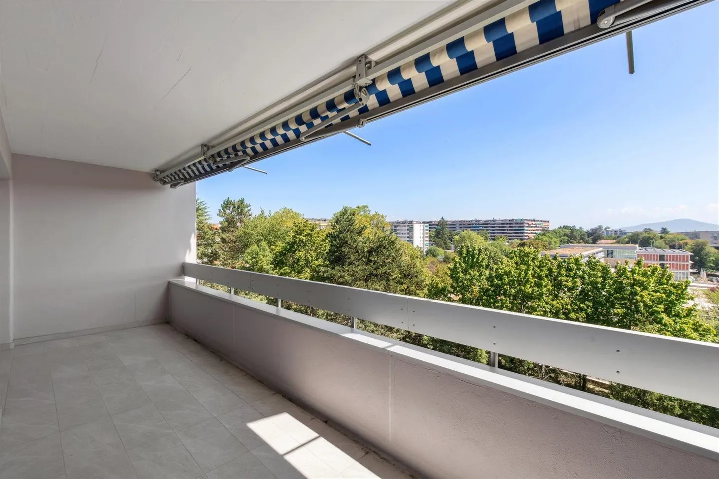 Spacieux appartement de 5.5 pièces haut en étage avec vue dégagée - Photo 12 sur 13