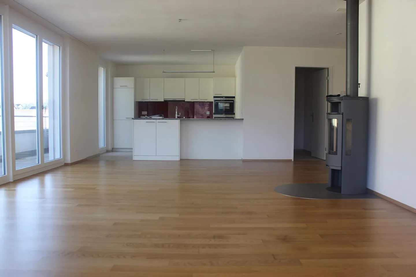 Bellissimo appartamento attico moderno di 3,5 stanze nel parco residenziale Leuenfeld - Foto 4 di 14
